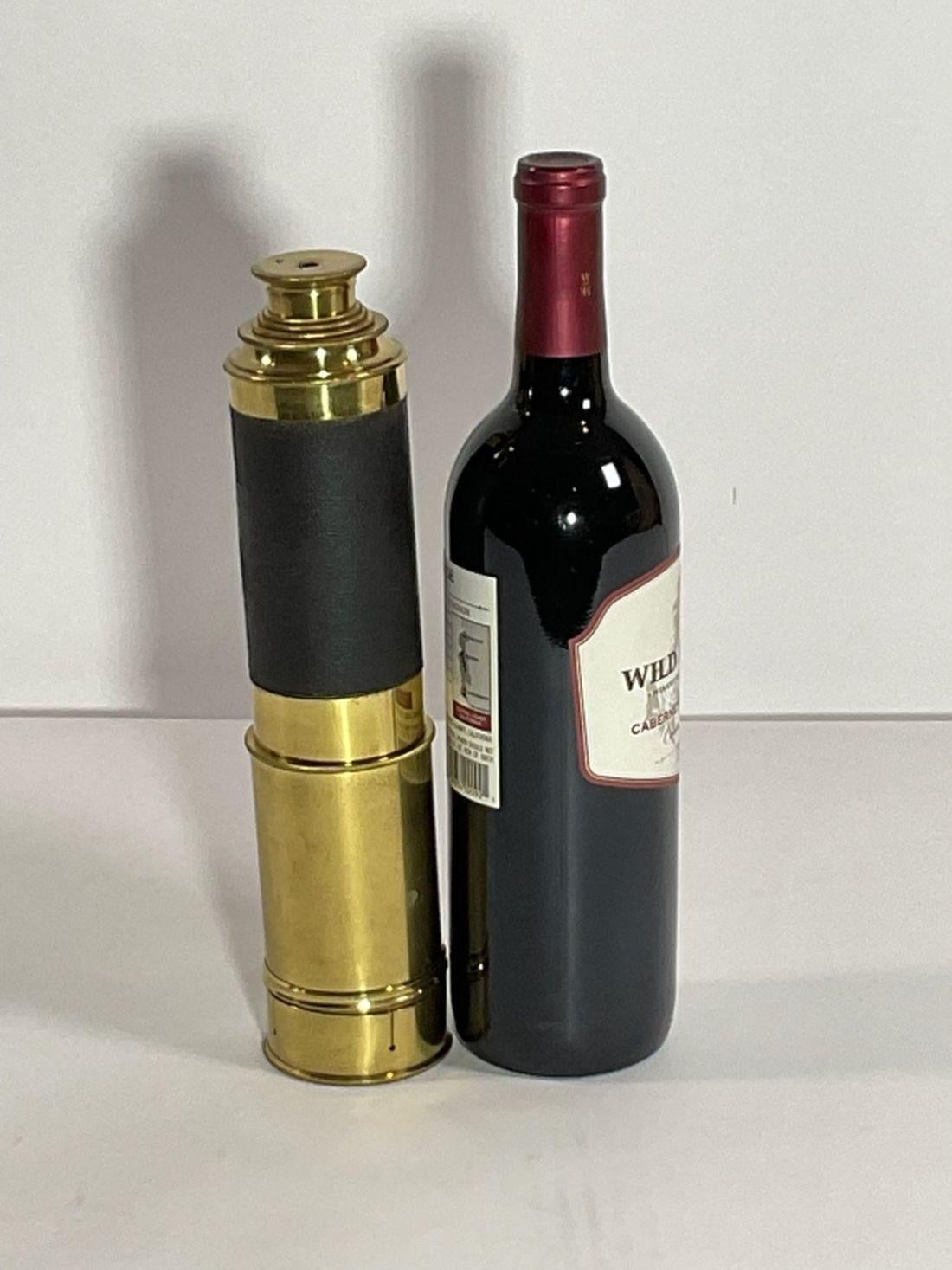 Sea captain's telescope with polished brass and leather covered barrel. Works well. Unsigned.

Dimensions; 38