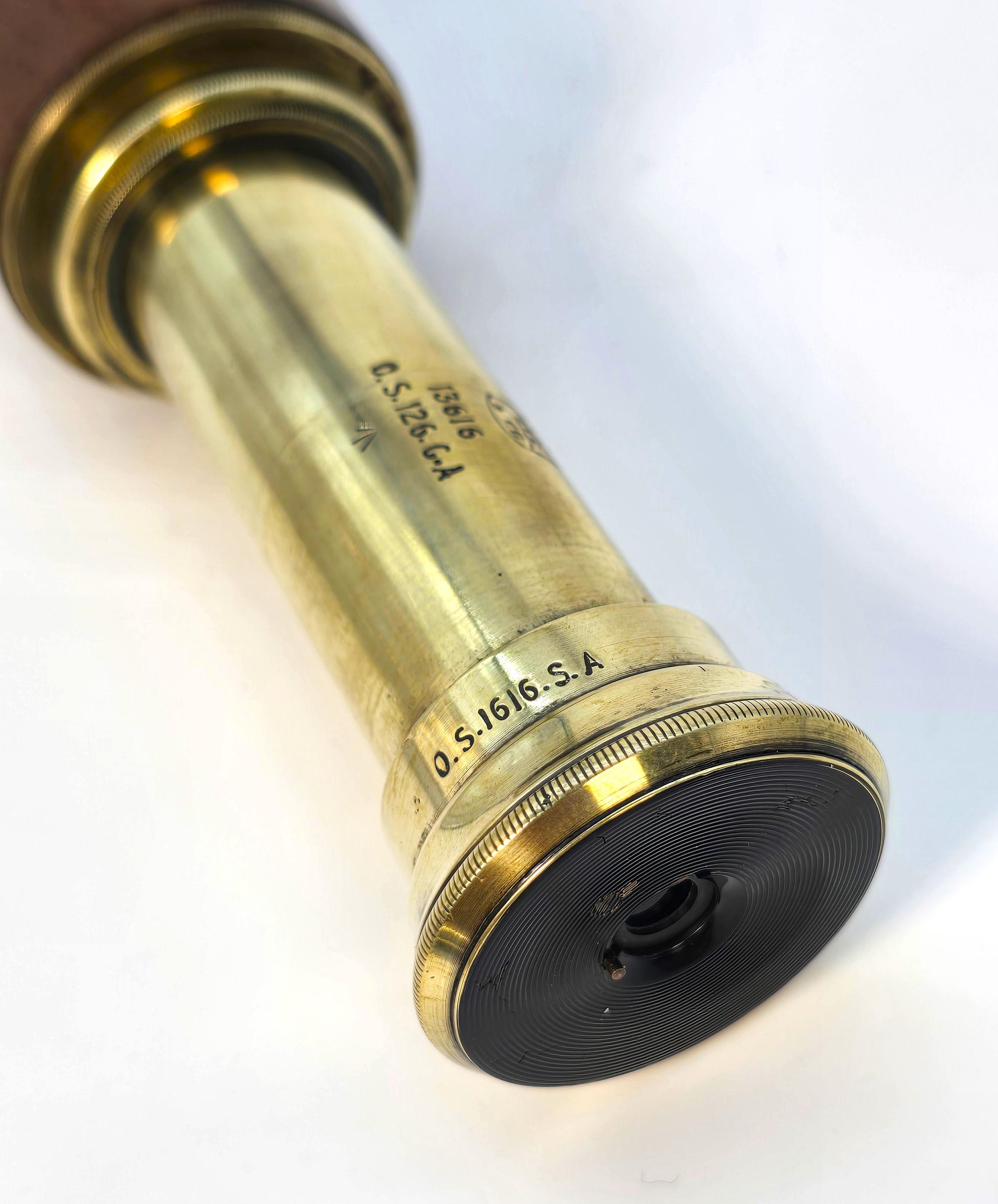 Télescope avec étui en cuir d'origine datant de la Seconde Guerre mondiale, anglais vers 1940 en vente 6