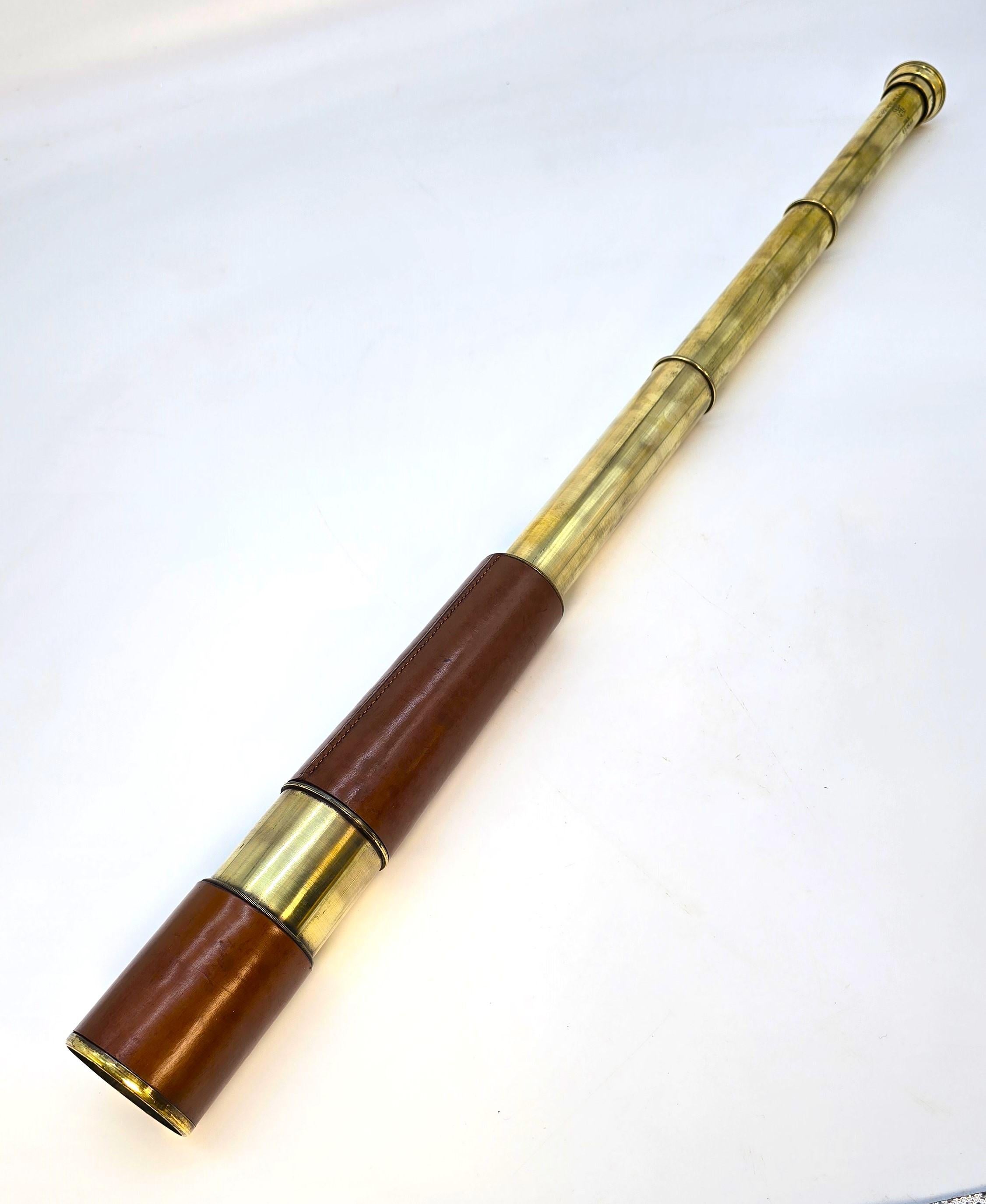 Autre Télescope avec étui en cuir d'origine datant de la Seconde Guerre mondiale, anglais vers 1940 en vente