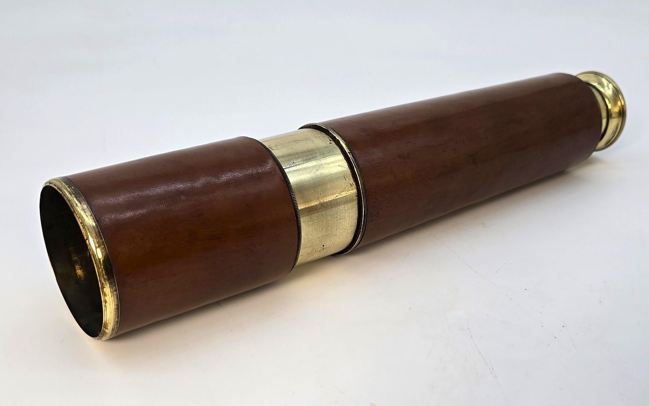 Britannique Télescope avec étui en cuir d'origine datant de la Seconde Guerre mondiale, anglais vers 1940 en vente