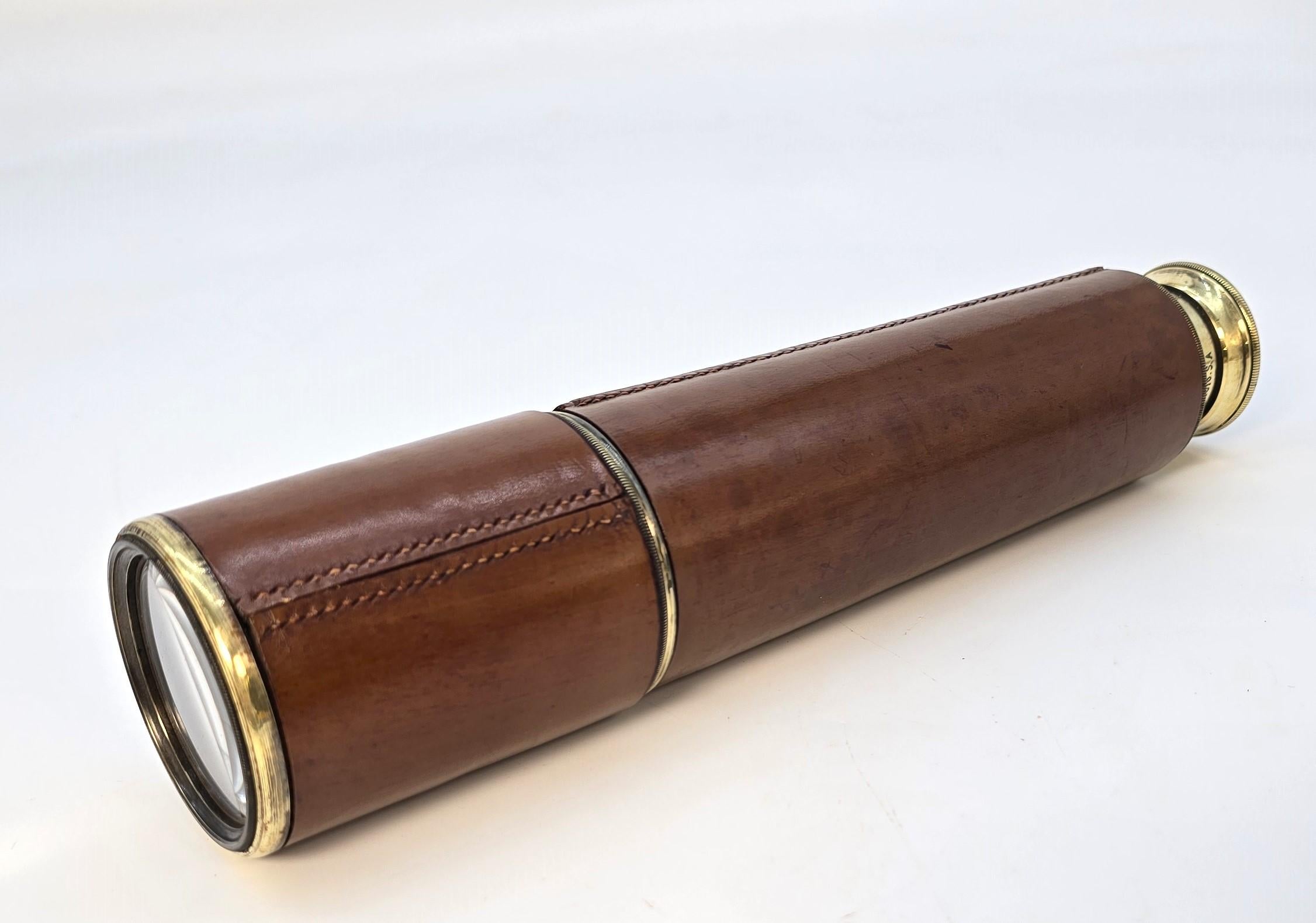 Autre Télescope avec étui en cuir d'origine datant de la Seconde Guerre mondiale, anglais vers 1940 en vente