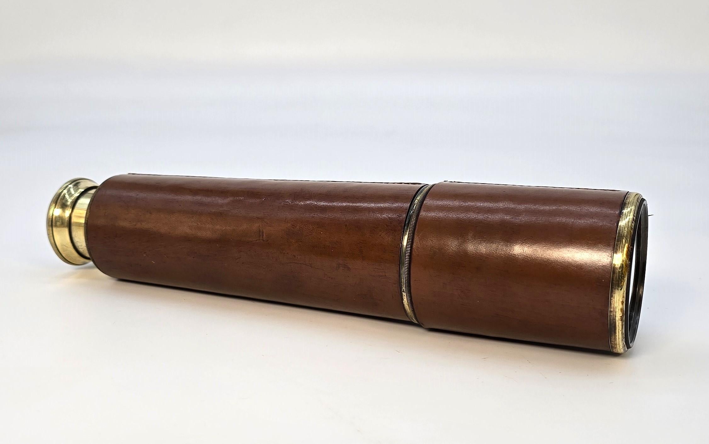 20ième siècle Télescope avec étui en cuir d'origine datant de la Seconde Guerre mondiale, anglais vers 1940 en vente