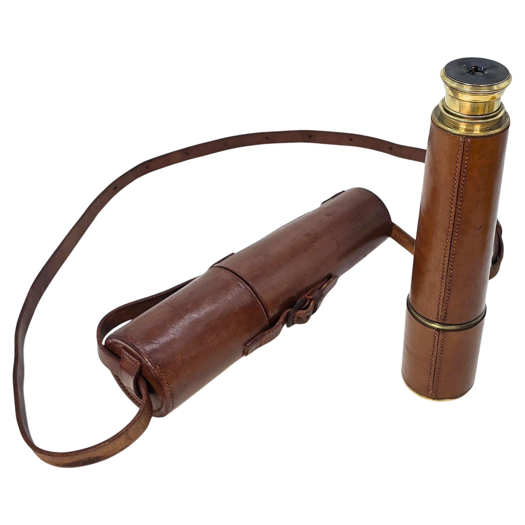 Télescope avec étui en cuir d'origine datant de la Seconde Guerre mondiale, anglais vers 1940 en vente