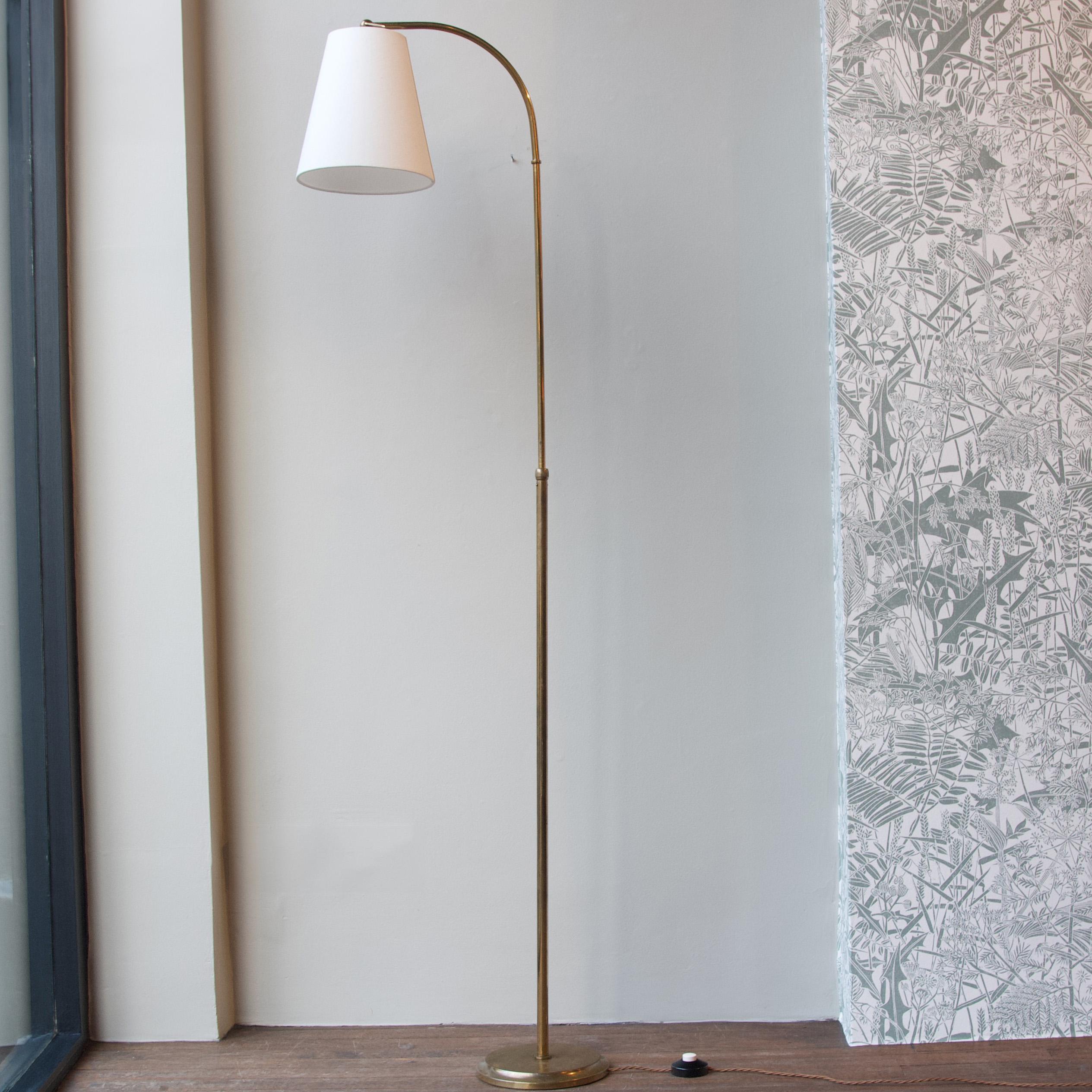 A telescopic brass floor light made in Italy around the 1960s.

The telescopic extension of this light allows it to be perfectly poised in any location. At its lowest height, its arched stem and angle poised head would be perfectly suited as a