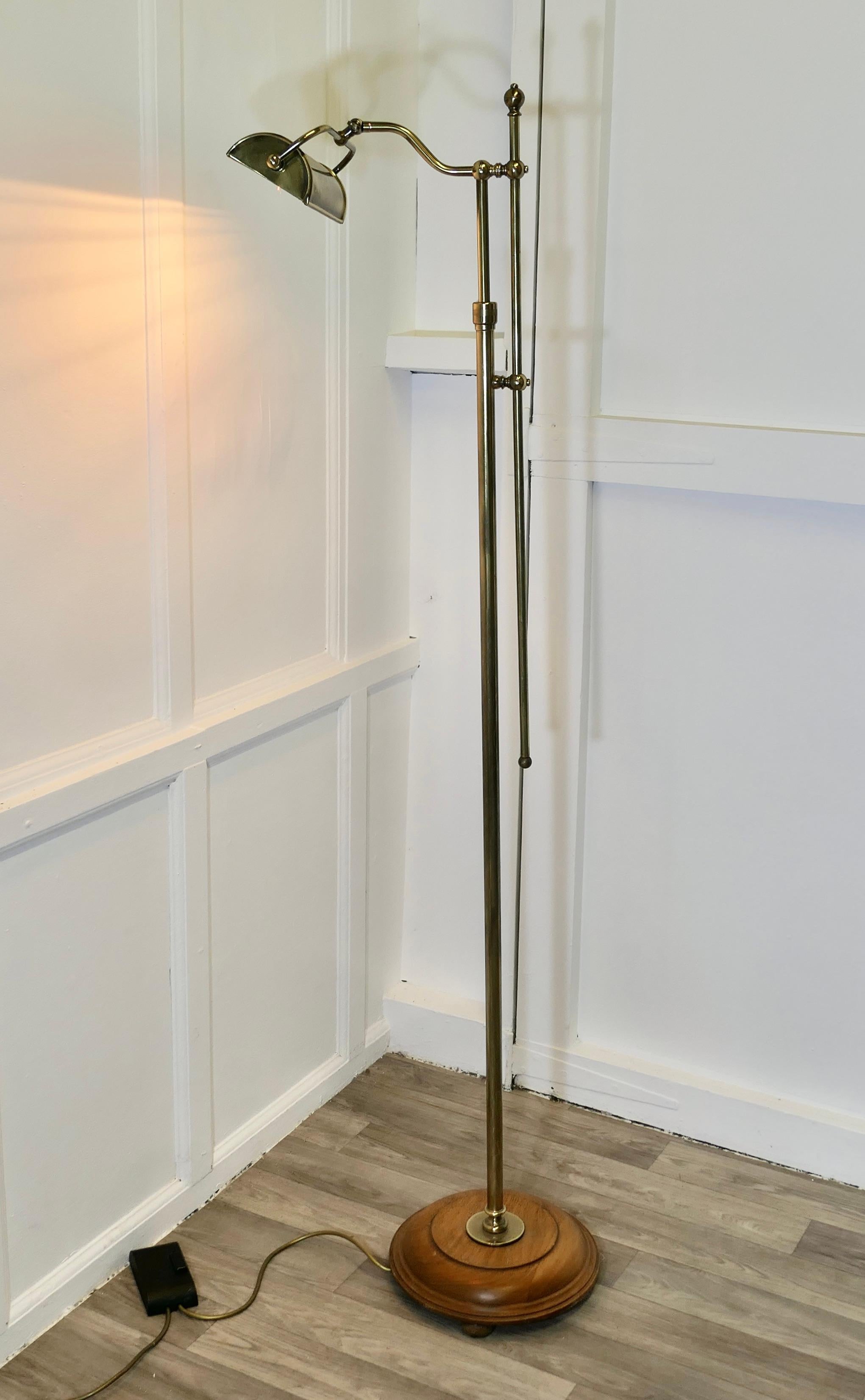 Telescopic Brass Floor Standing Lamp Swivel Angle Reading Lamp In Good Condition For Sale In Godshill, Isle of Wight