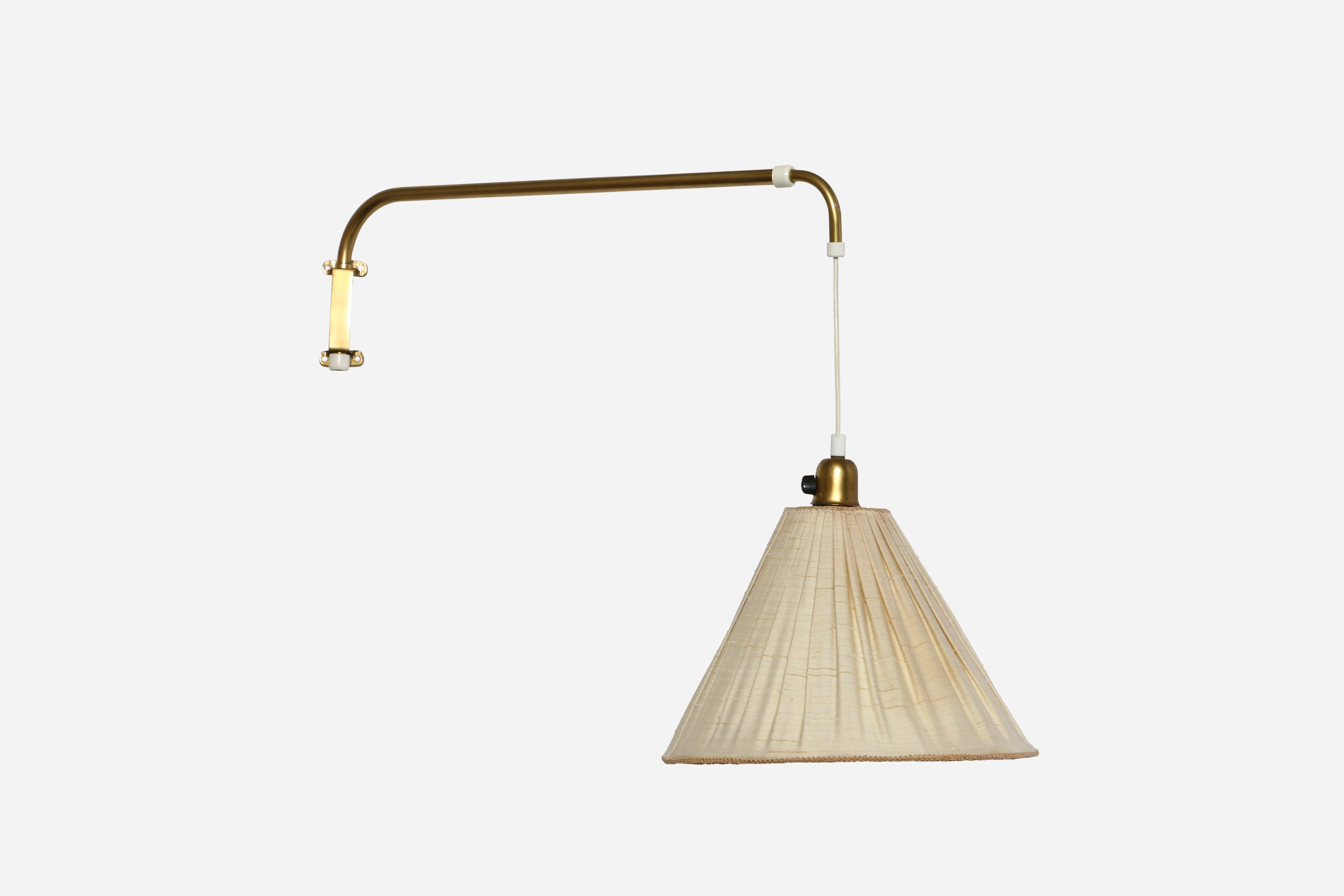 Telescopic extendable brass wall lamp.
Made in Sweden in 1940s
Original fabric shade.
The shortest length is 23 inches
Longest - 38 inches
Designed as plug-in with the cord.
Complimentary US rewiring upon request.
Shade is 14 inches in diameter.

We