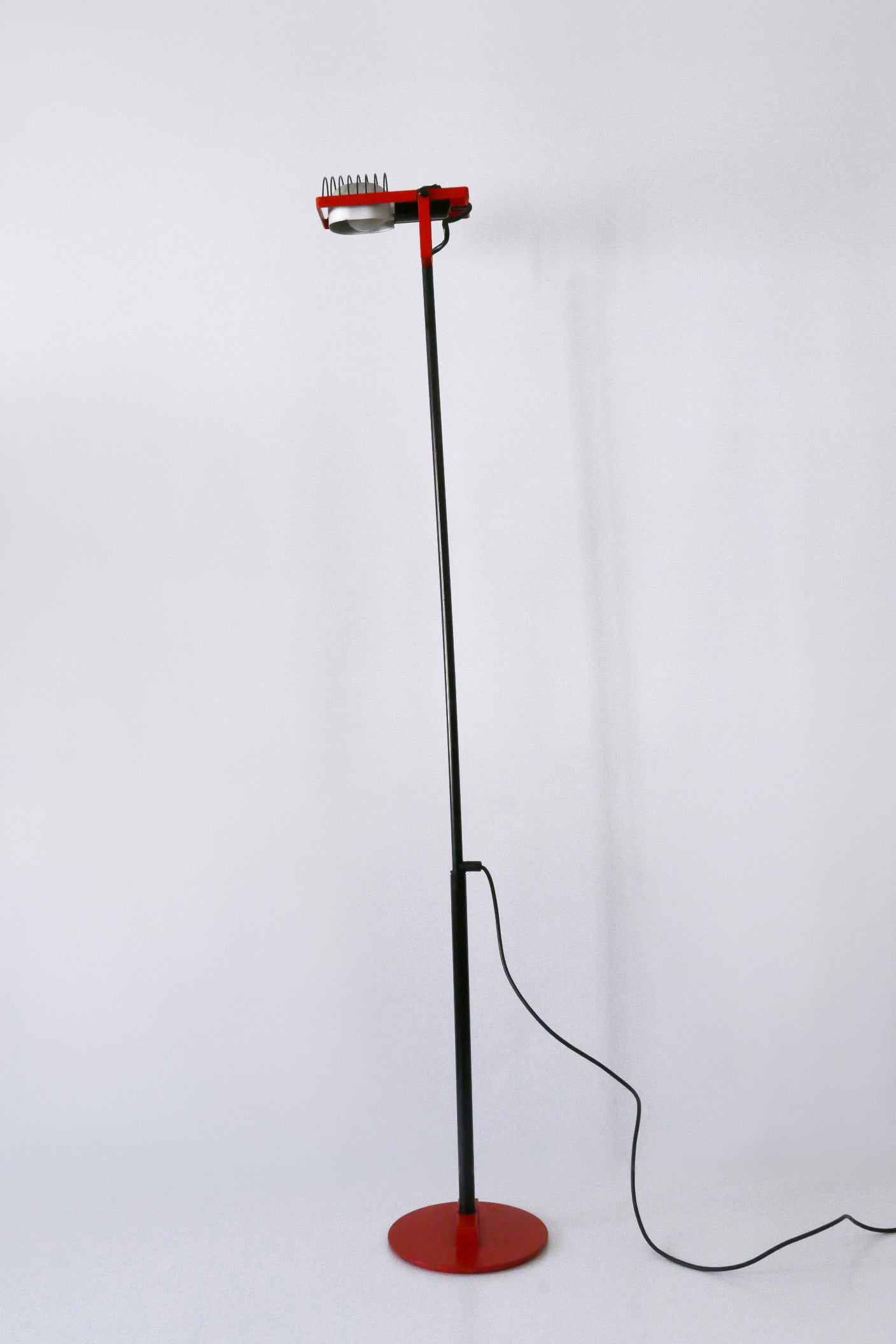 Vintage telescopic and rotating floor lamp or reading light 'Sintesi'. Adjustable in vertically and horizontally. Designed by Ernesto Gismondi for Arteluce, Italy, 1970s. Makers mark beneath the base.

Executed in black, red and silver enameled