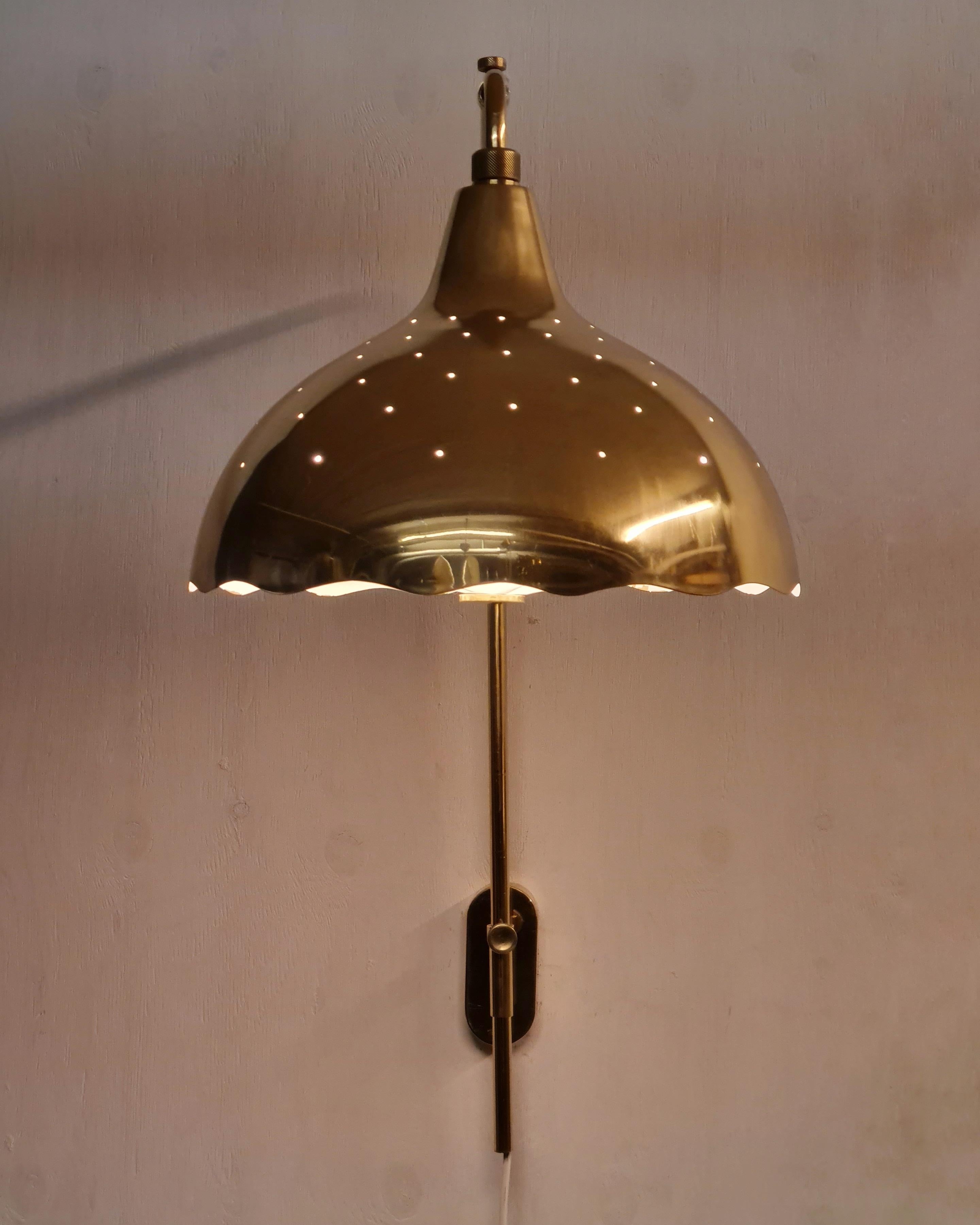Teleskopische Gunnel Nyman-Wandleuchte Modell 71026, perforiertes Messing, Idman, 1950 im Angebot 4