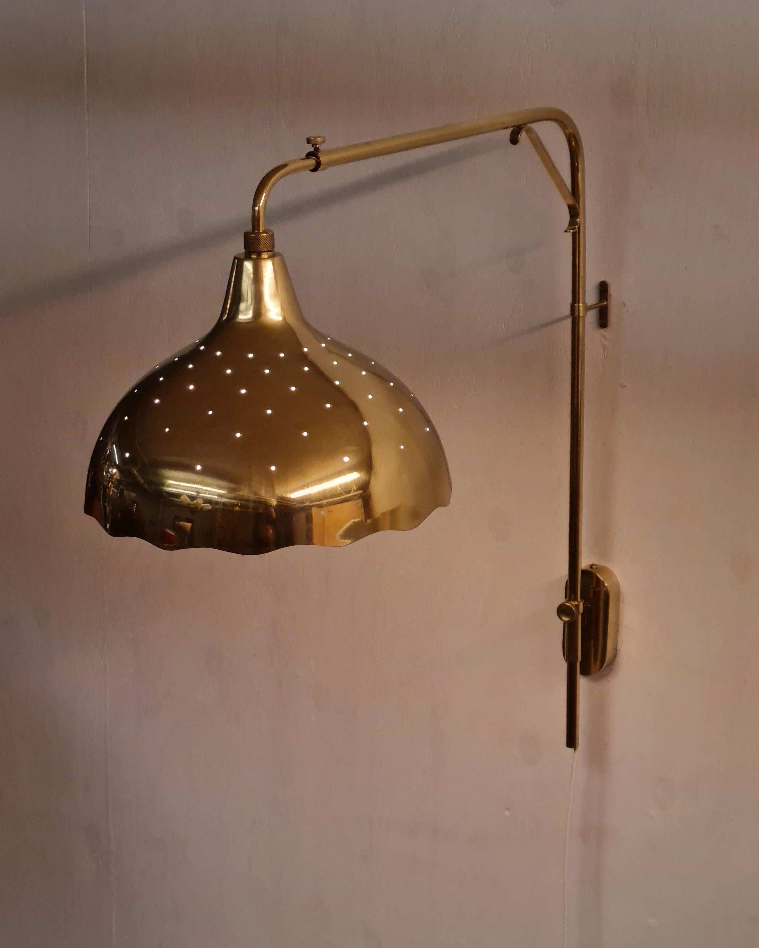 Teleskopische Gunnel Nyman-Wandleuchte Modell 71026, perforiertes Messing, Idman, 1950 im Angebot 5