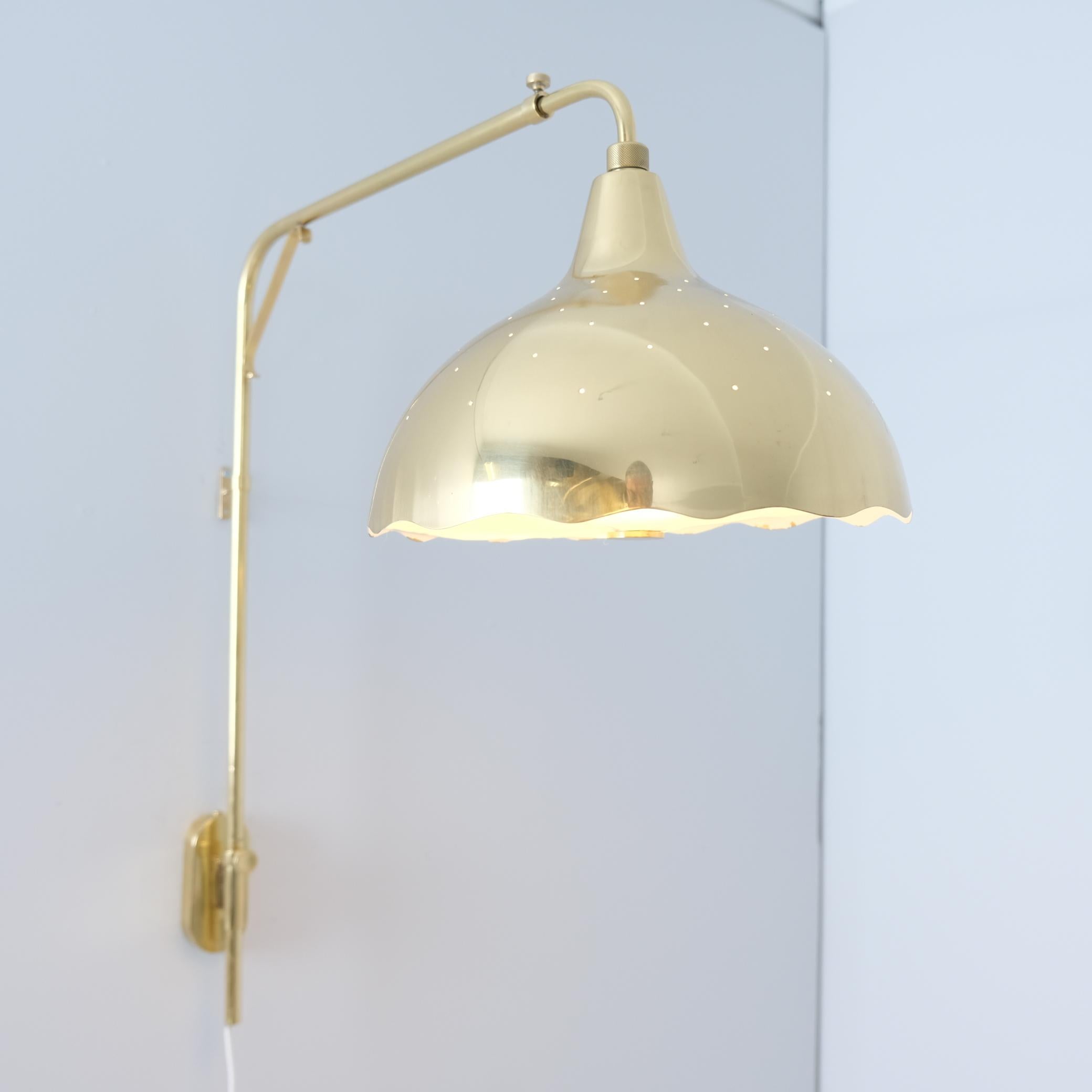 Telescopic Gunnel Nyman Wall Lamp Model 71026, Perforated Brass, Idman, 1950 in vendita 4