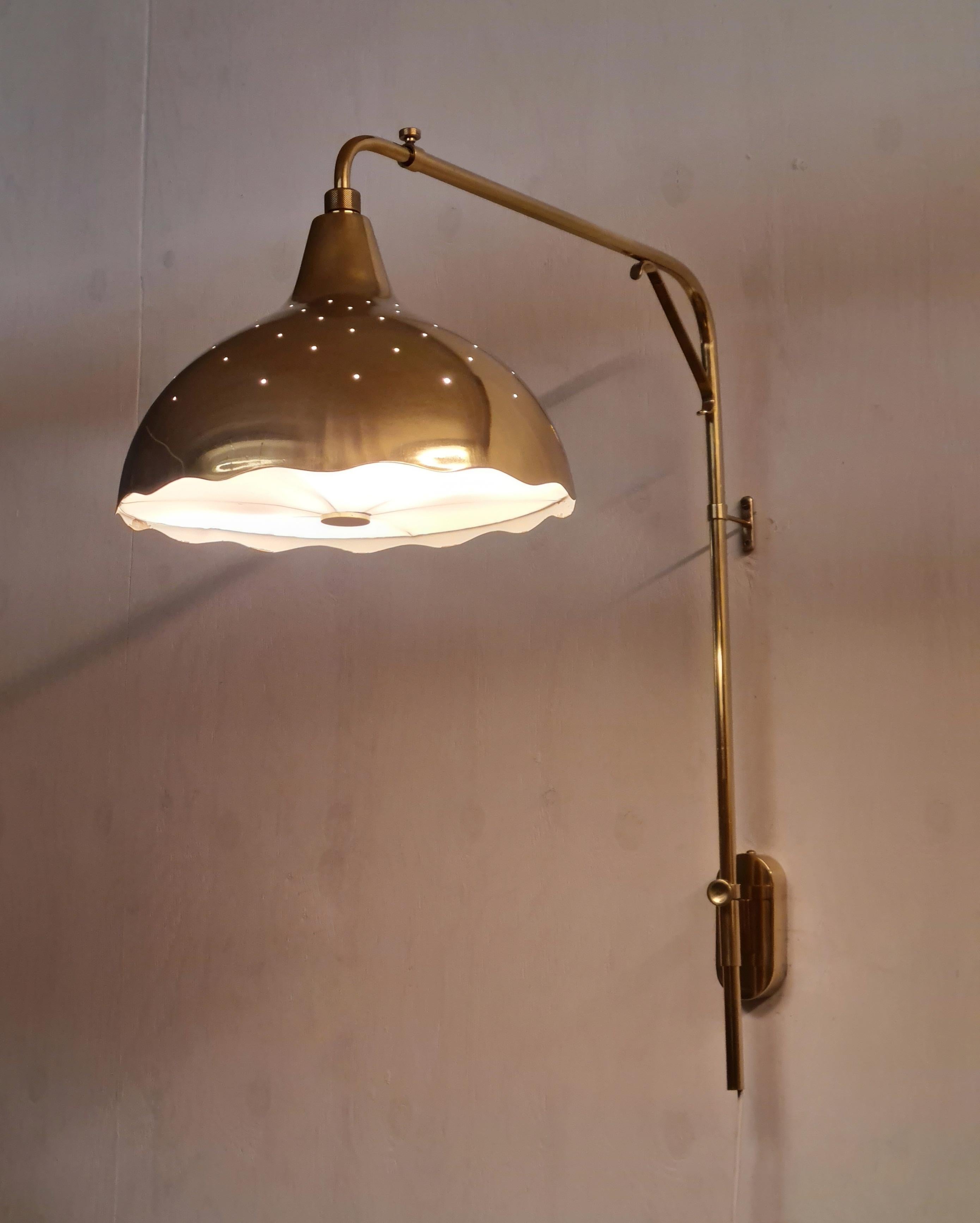 Teleskopische Gunnel Nyman-Wandleuchte Modell 71026, perforiertes Messing, Idman, 1950 im Angebot 6