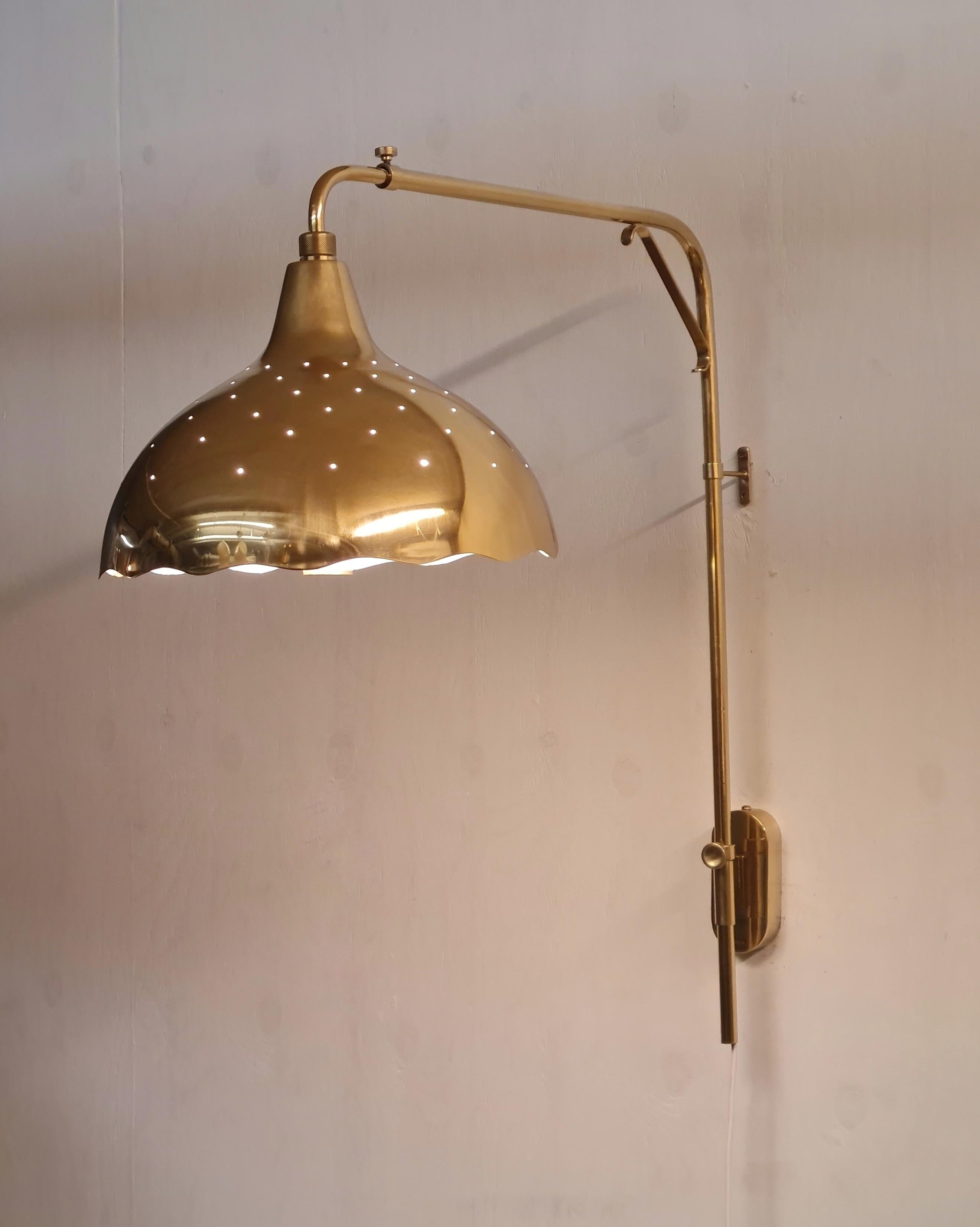 Teleskopische Gunnel Nyman-Wandleuchte Modell 71026, perforiertes Messing, Idman, 1950 im Angebot 7
