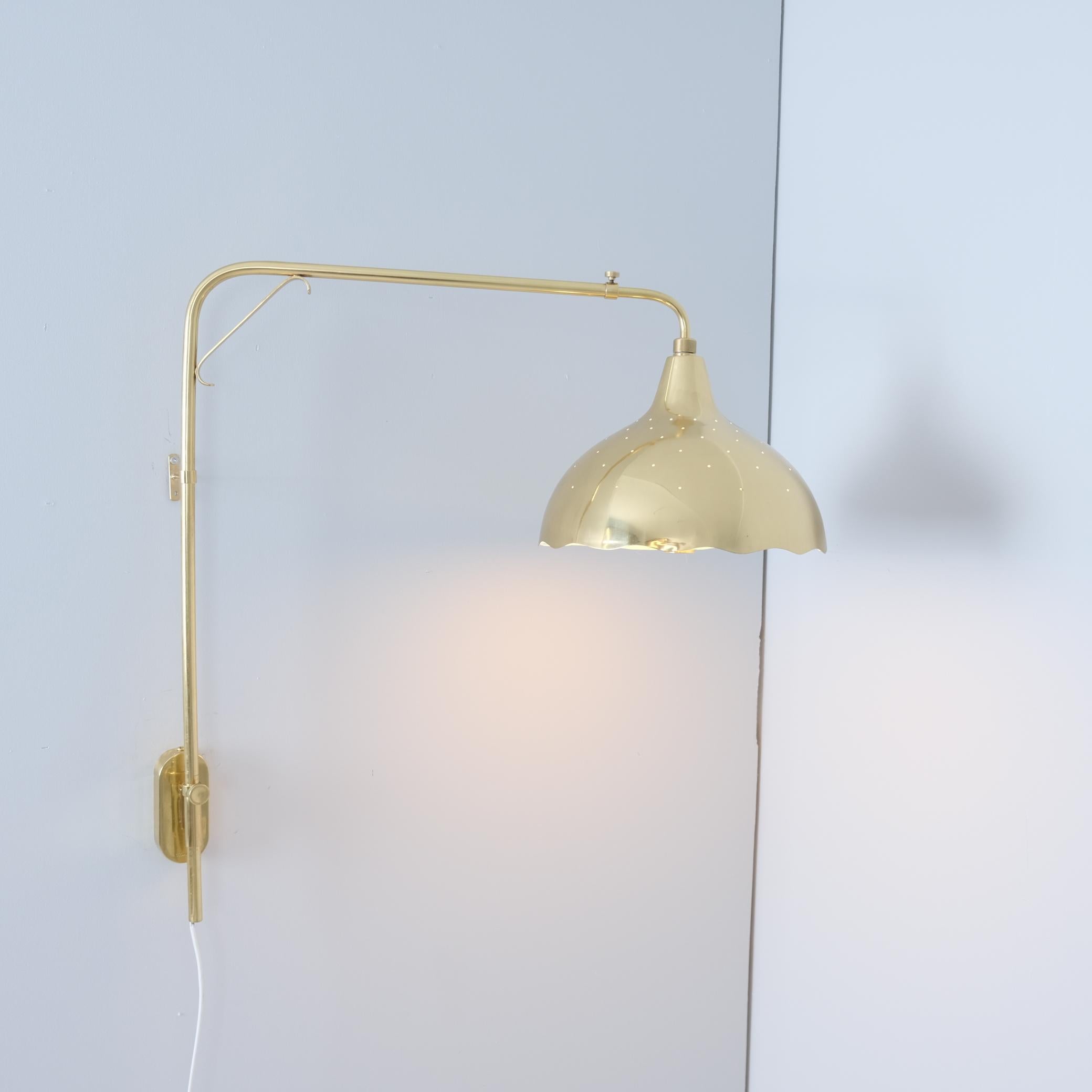 Telescopic Gunnel Nyman Wall Lamp Model 71026, Perforated Brass, Idman, 1950 in vendita 6