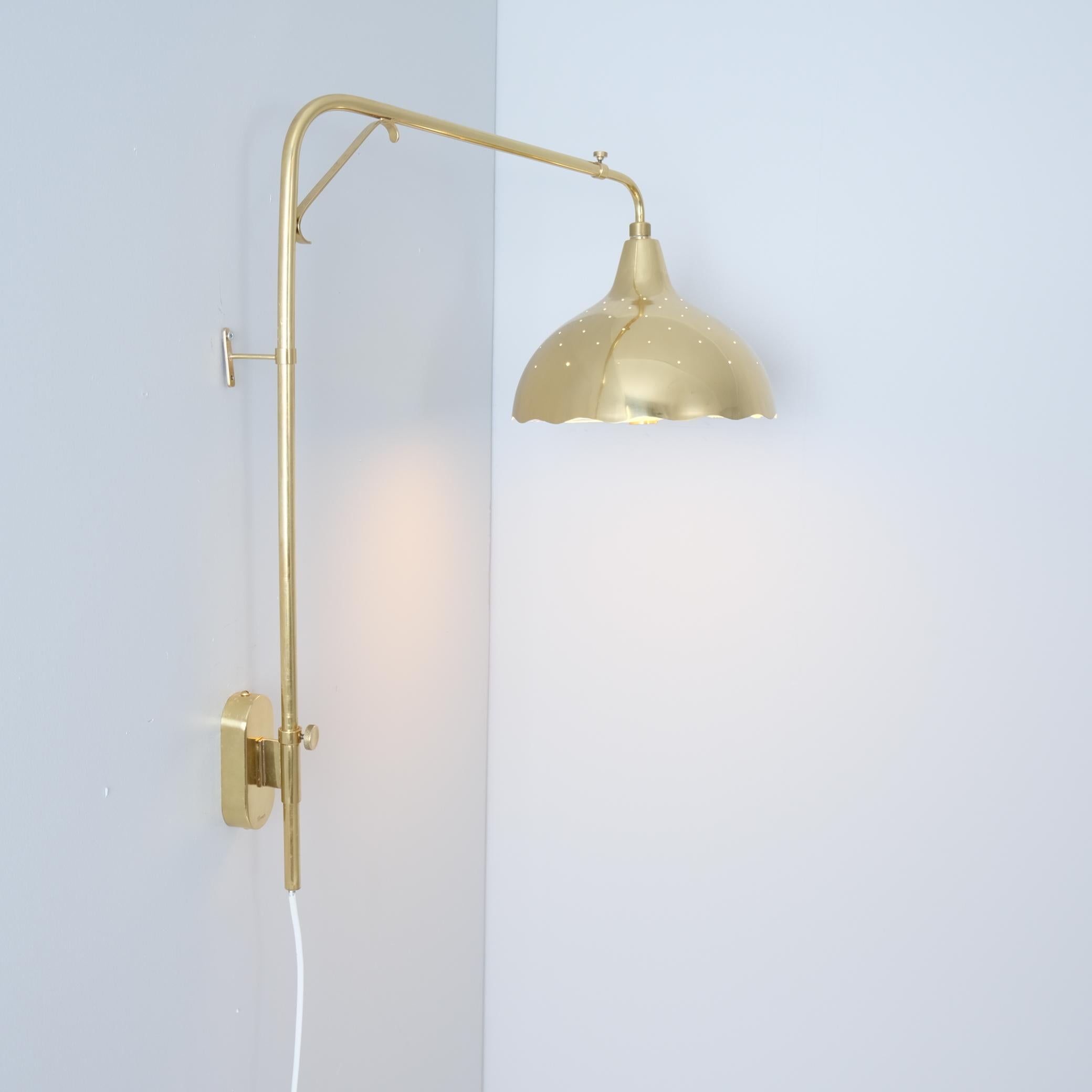 Telescopic Gunnel Nyman Wall Lamp Model 71026, Perforated Brass, Idman, 1950 in vendita 7