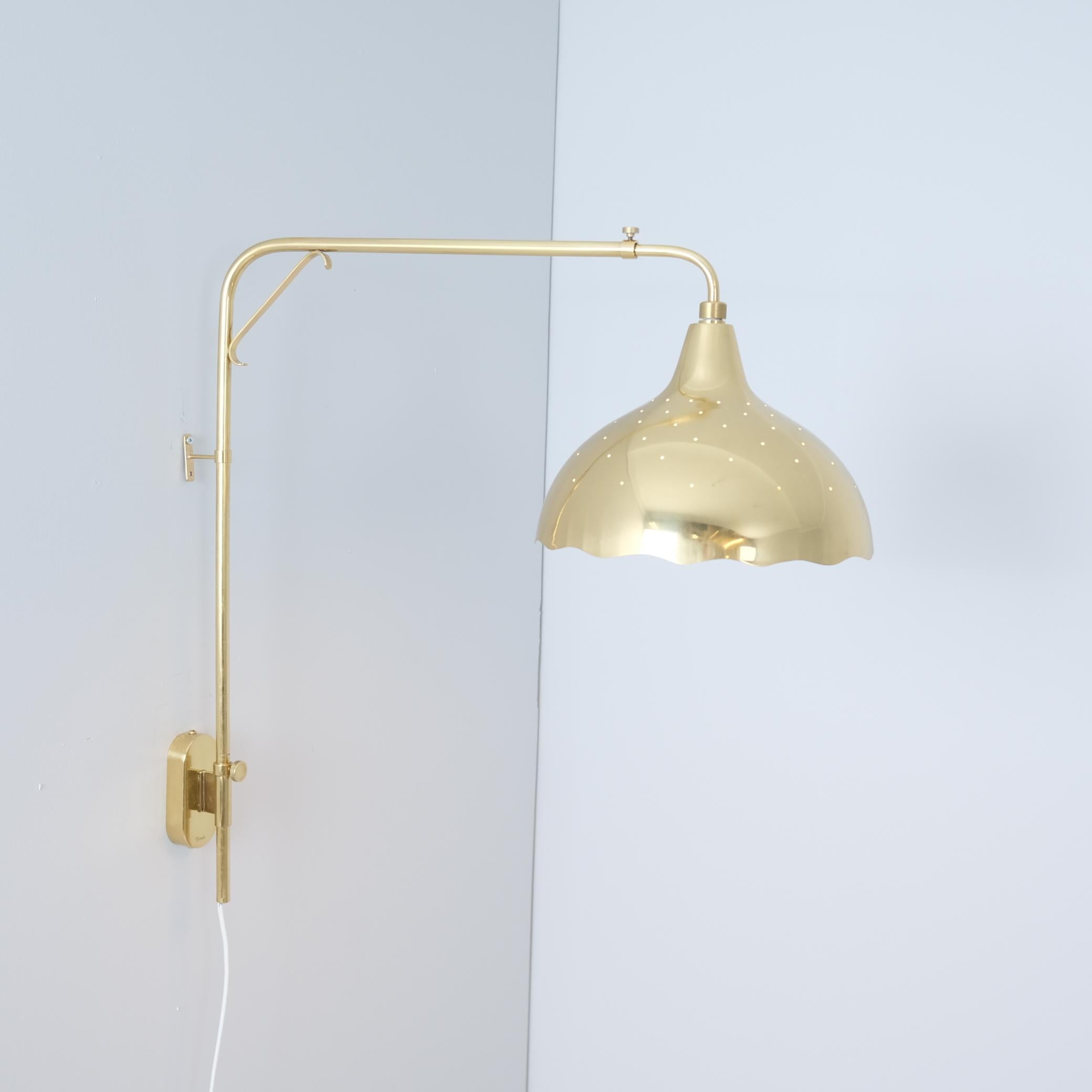 Scandinavo moderno Telescopic Gunnel Nyman Wall Lamp Model 71026, Perforated Brass, Idman, 1950 in vendita