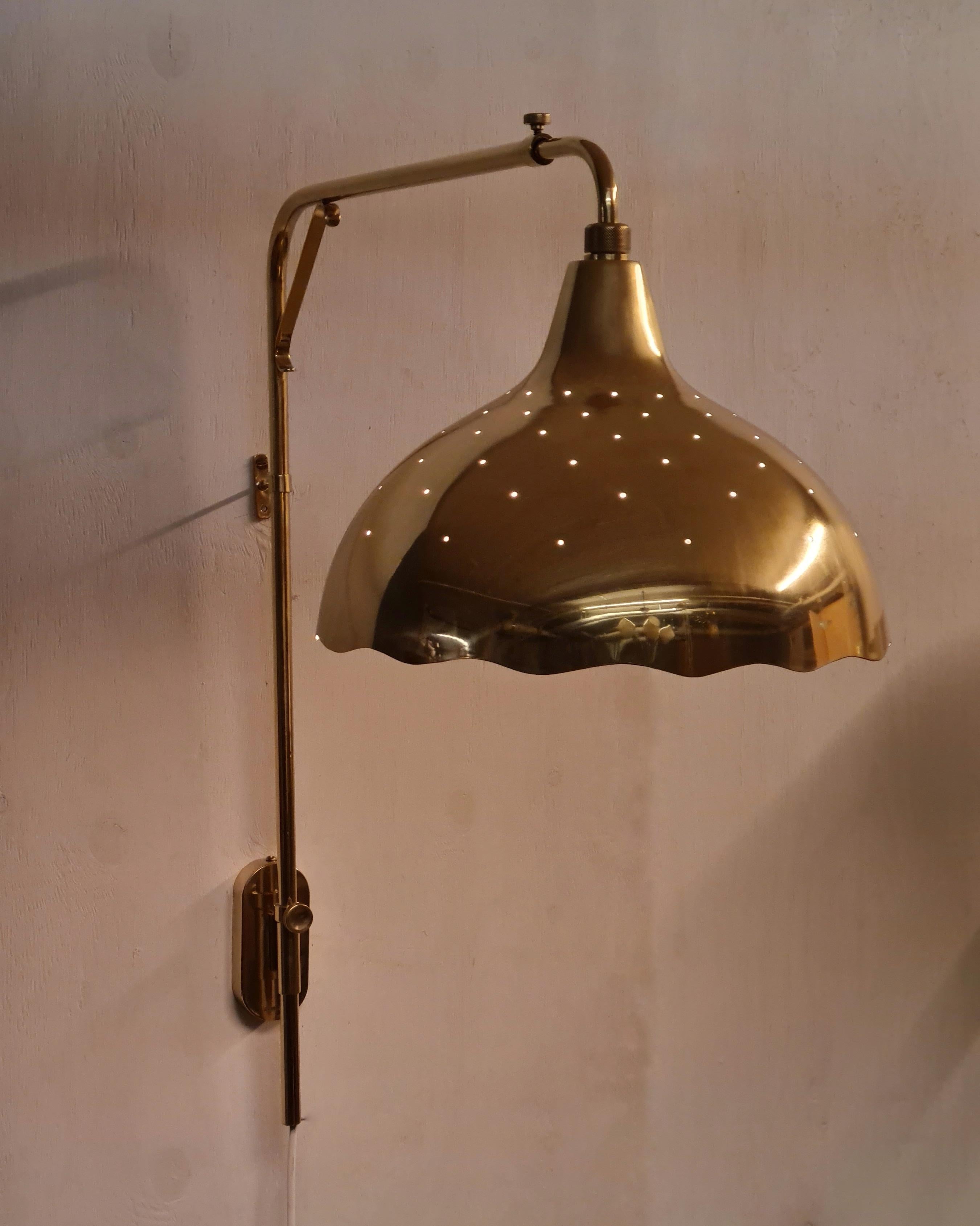 Teleskopische Gunnel Nyman-Wandleuchte Modell 71026, perforiertes Messing, Idman, 1950 im Angebot 3