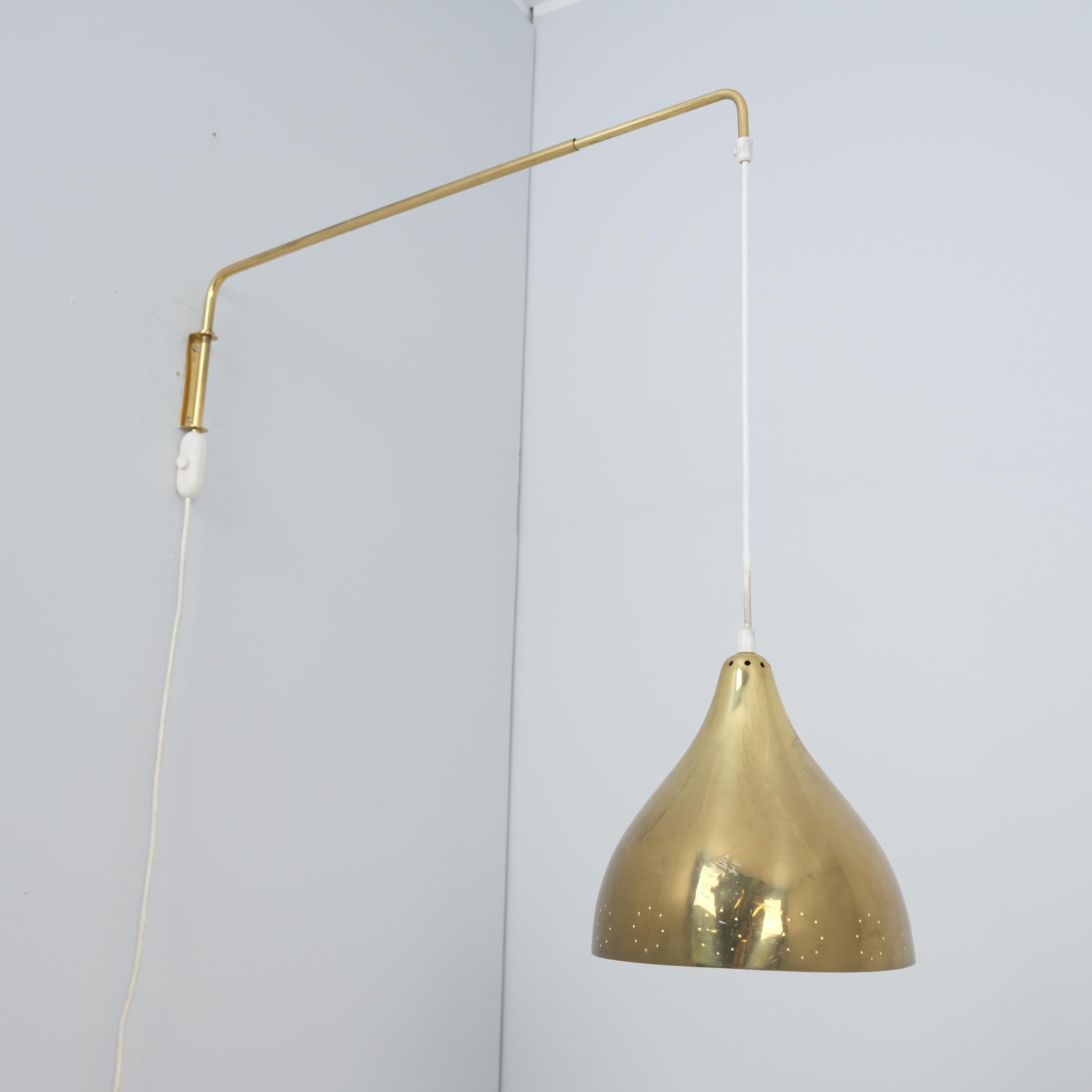 Eine schöne MCM-Teleskop-Wandlampe aus perforiertem Messing im Originalzustand. Bitte beachten Sie, dass durch den ausziehbaren Arm die Tiefe / Länge der Lampe auf weit über 1 Meter verlängert werden kann. Auch die Höhe der Lampe kann durch Ziehen