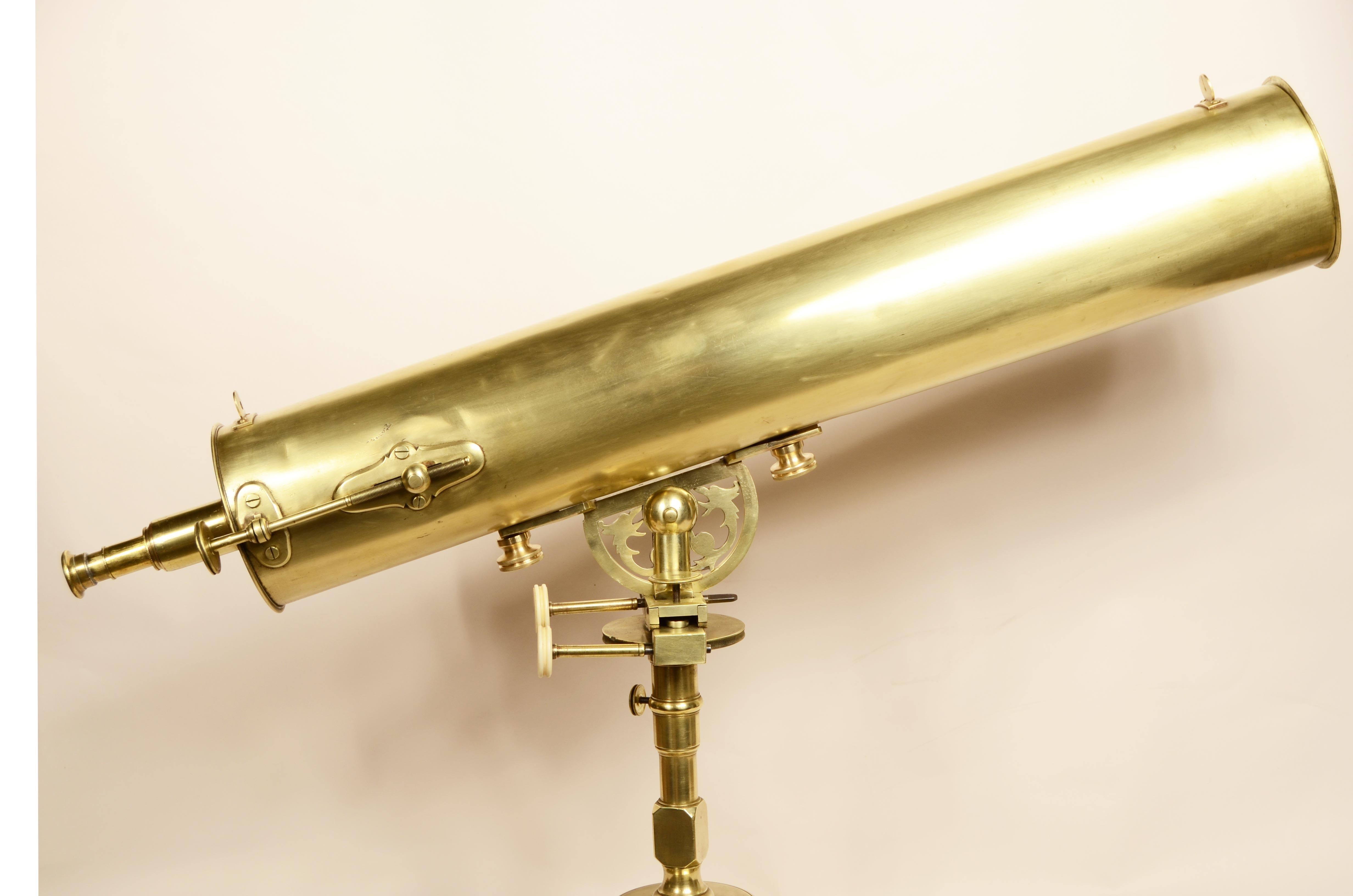 Télescope grégorien réfracteur antique en laiton du milieu du 18e siècle, certainement fabriqué par James Short (1710-1768). Bon état, remplacement de l'oculaire et de la lentille manquante, reprise au tour des deux rondelles qui fixent le télescope