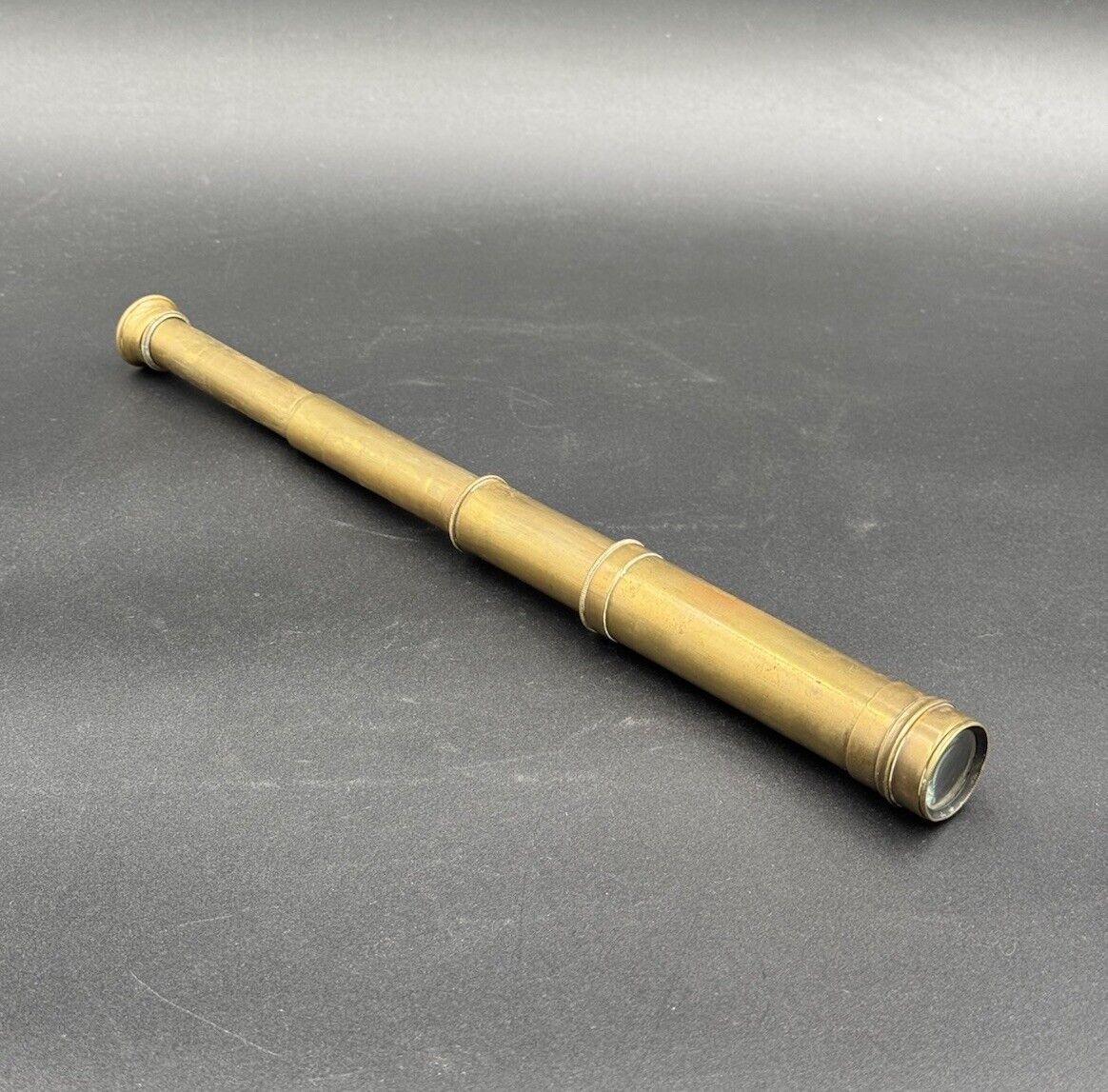 Très rare et magnifique télescope de poche entièrement en laiton, début du 20e siècle.

Article en état de marche, très petits éclats internes sur l'objectif, mais n'affectant pas la vision.

Article en très bon état de conservation, compte tenu de
