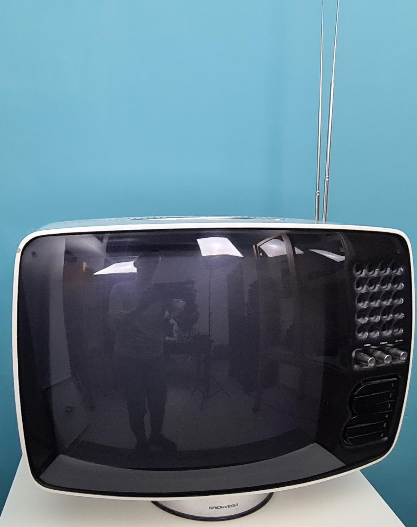 Televisore Volans 17 ” disegnato da Mario Bellini per Brionvega.

Progettato nel 1969.

L’Apparecchio è  in materiale plastico ABS di colore bianco con profili arrotondati e smussati poggiante su uno zoccolo cilindrico cromato.

Il cinescopio da 17