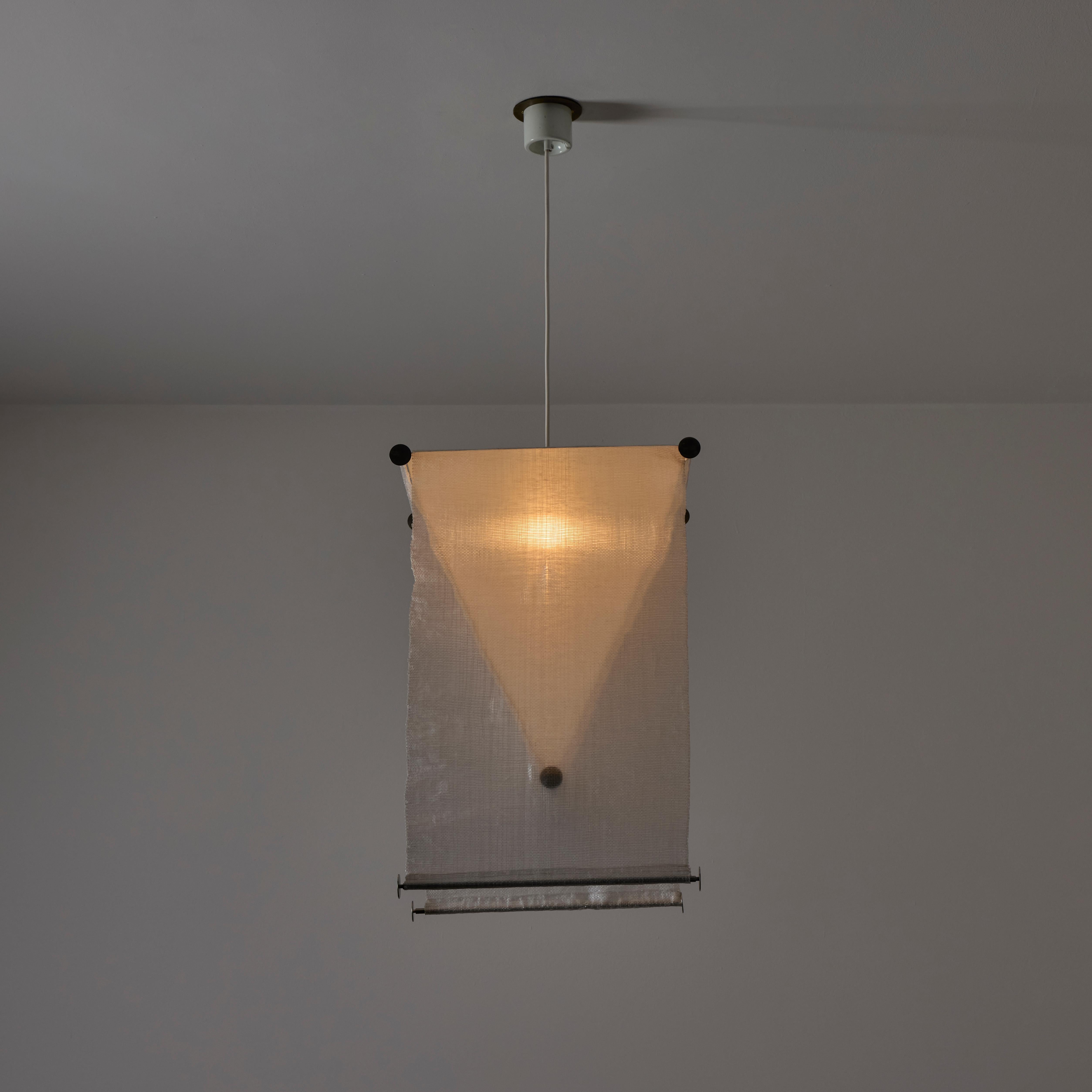 Ciondolo singolo 'Teli' di Achille e Pier Giacomo Castiglioni per Flos. Progettato e prodotto in Italia, intorno agli anni '1970. Questo design è caratterizzato da un'interpretazione contemporanea delle formazioni geometriche. Tre pannelli di