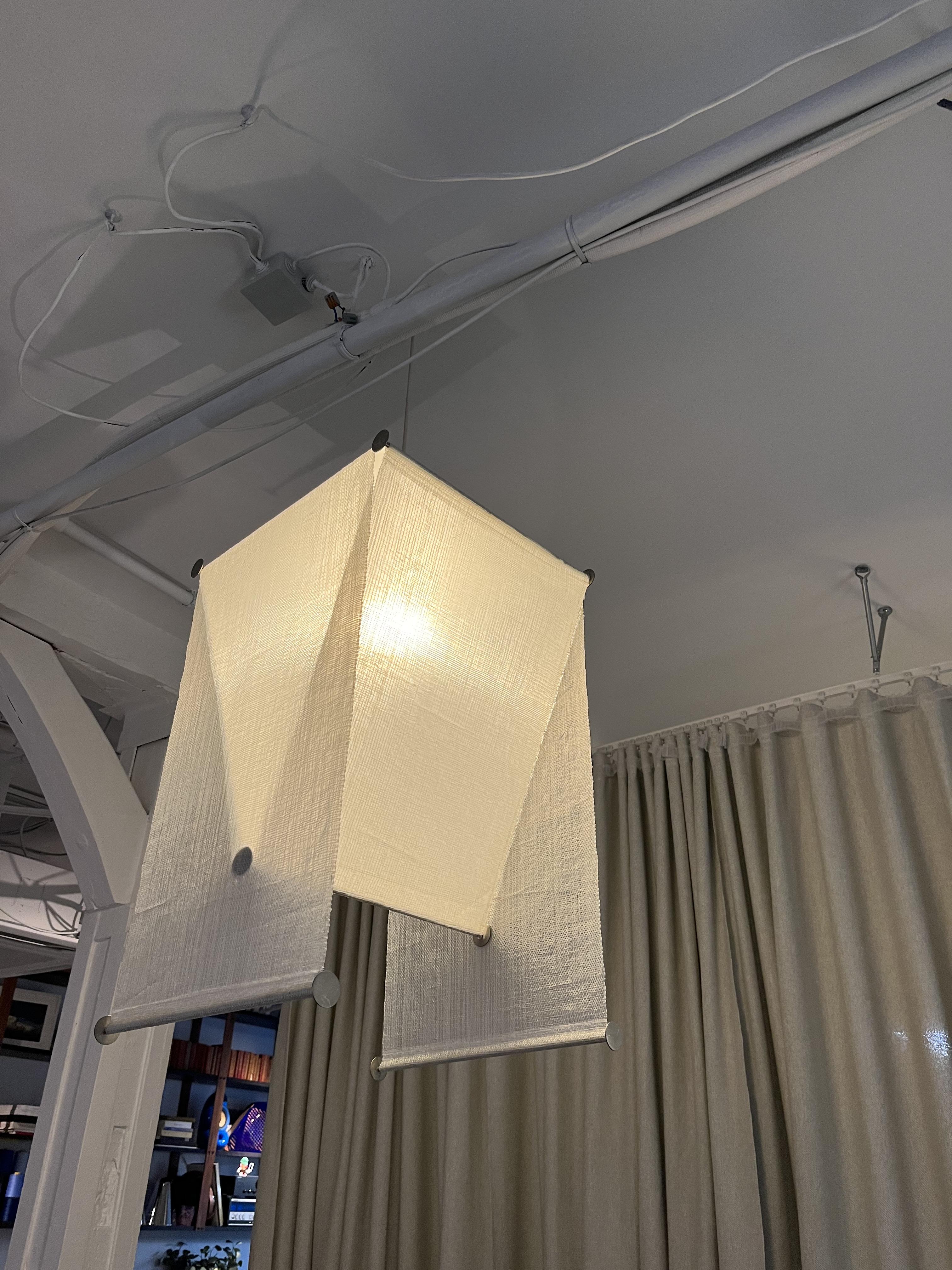 Pendant lamp designed by Achille and Piergiacomo Castiglioni.
Initially produced by Kartell from 1959, later manufactured by Flos after 1973.
Teli was born from the idea of exploiting the soft light filtering quality of raflon, a new polyethylene