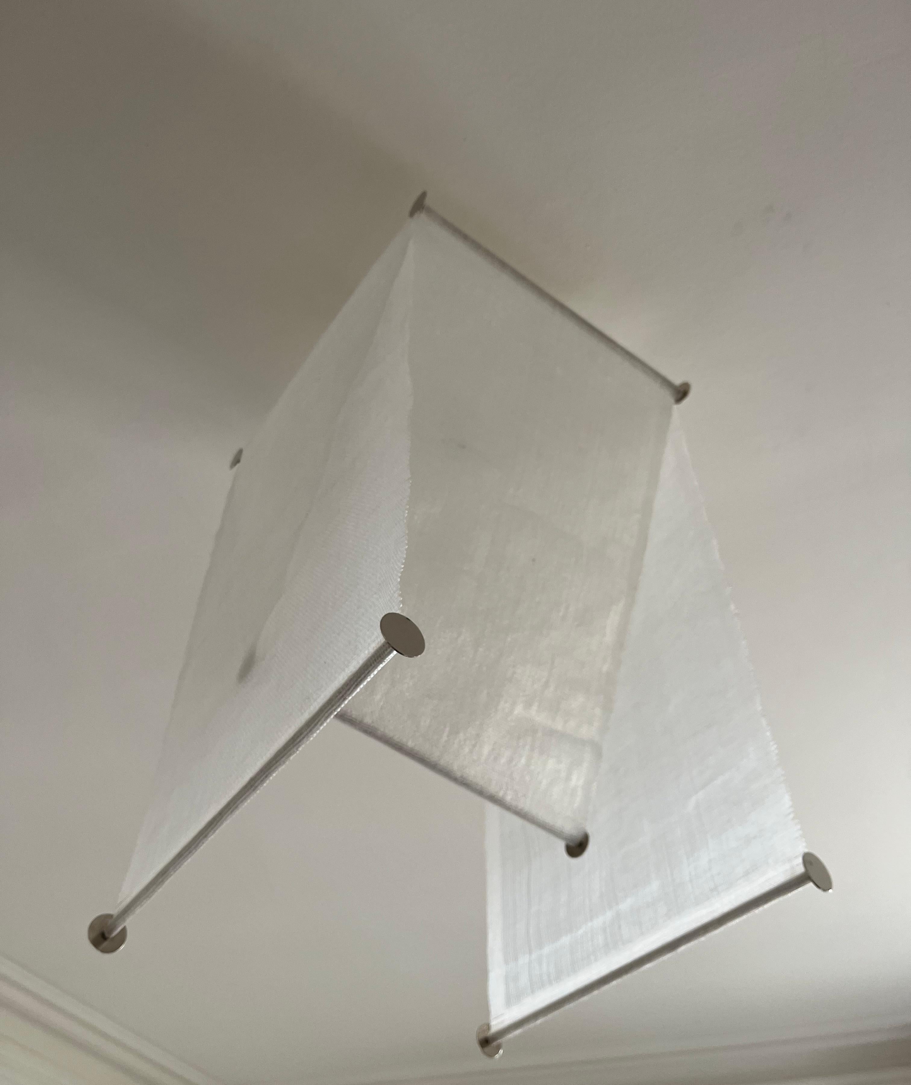 Pendant lamp designed by Achille and Piergiacomo Castiglioni.
Initially produced by Kartell from 1959, later manufactured by Flos after 1973.
Teli was born from the idea of exploiting the soft light filtering quality of raflon, a new polyethylene