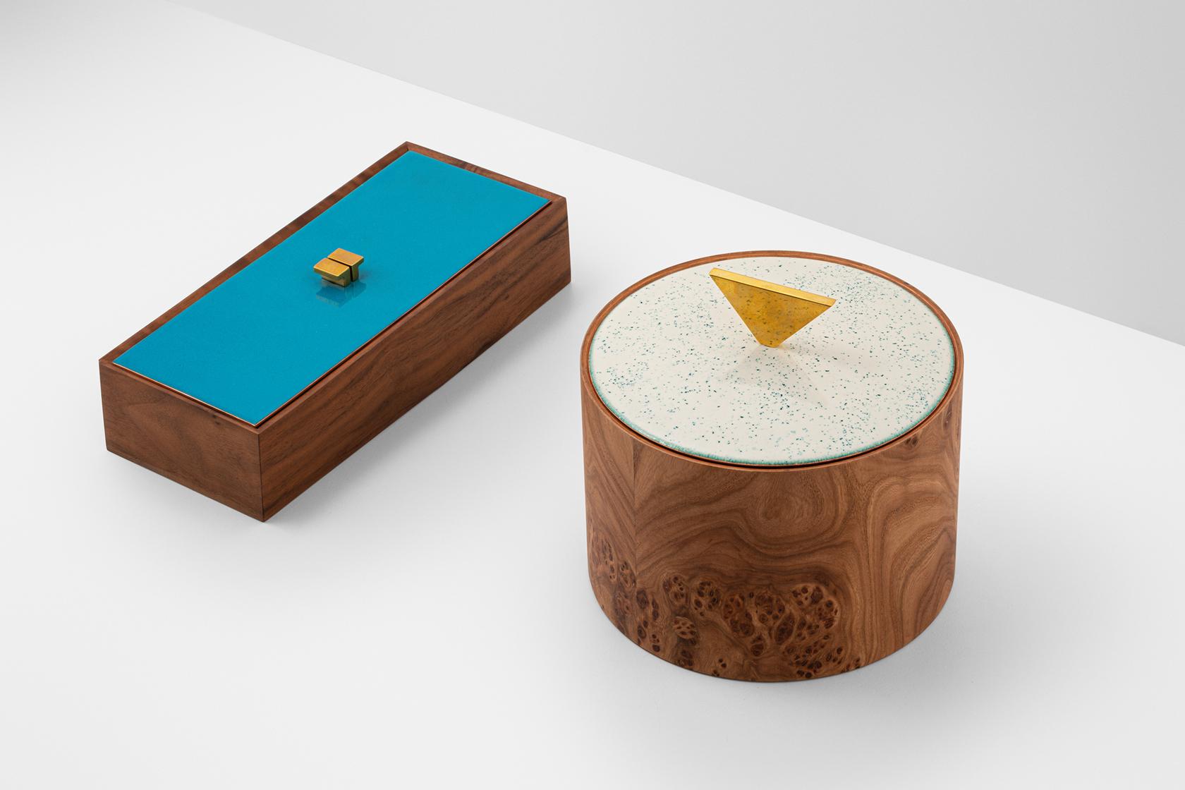 Telia, caja de raíz de olmo, tapa de cobre esmaltado de doble cara con pomo de latón en Nuevo estado para la venta en Venezia, IT