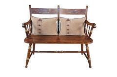 Banc à dossier en fuseau de style Hitchcock en érable Rumford et pochoir doré 40".