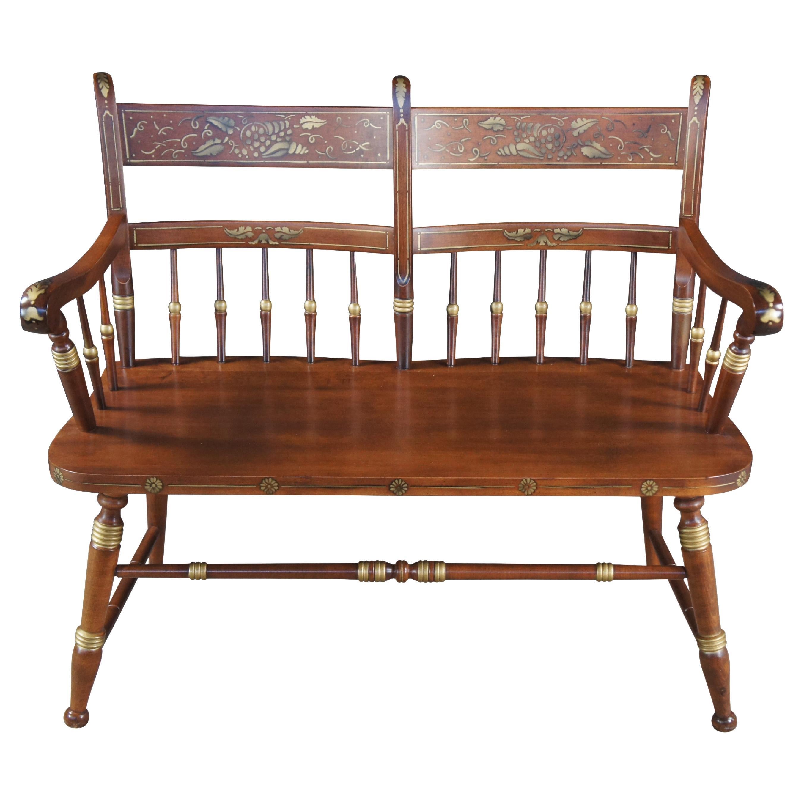 Banc à dossier en fuseau de style Hitchcock en érable Rumford et pochoir doré 40". en vente