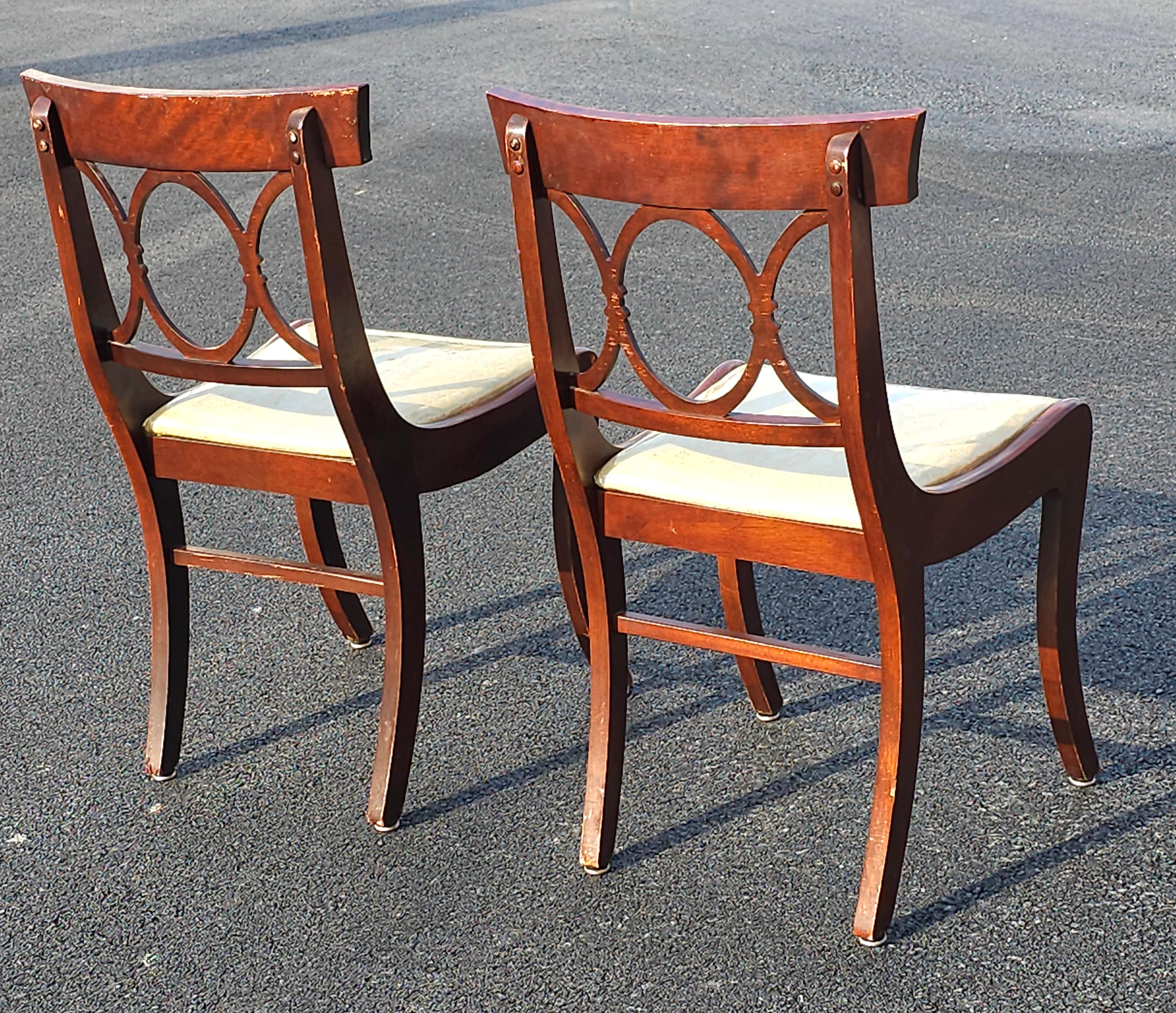 Paire de chaises d'appoint en acajou et tapissées de style Duncan Phyfe du milieu du siècle dernier en vente 2