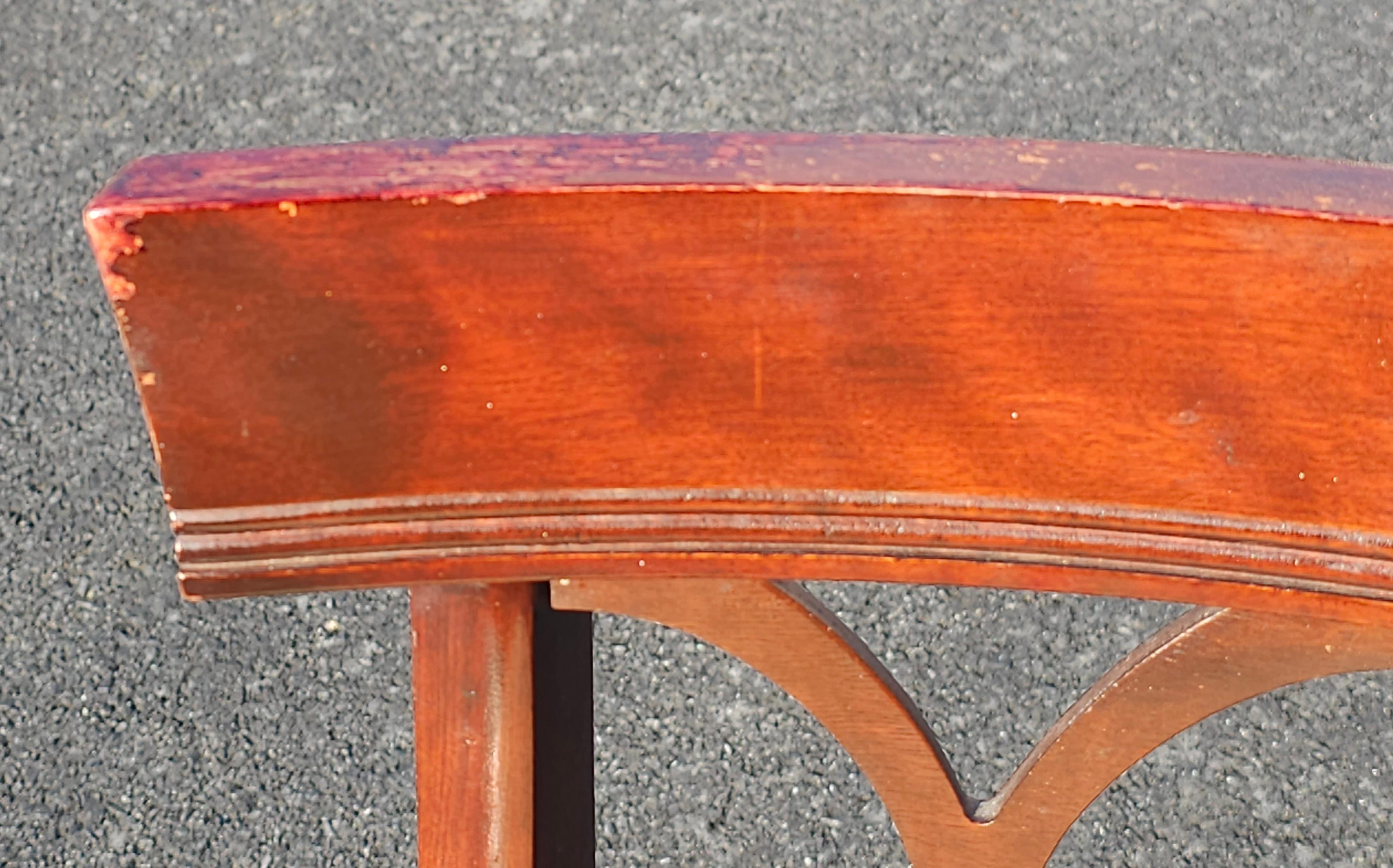 Paire de chaises d'appoint en acajou et tapissées de style Duncan Phyfe du milieu du siècle dernier en vente 3