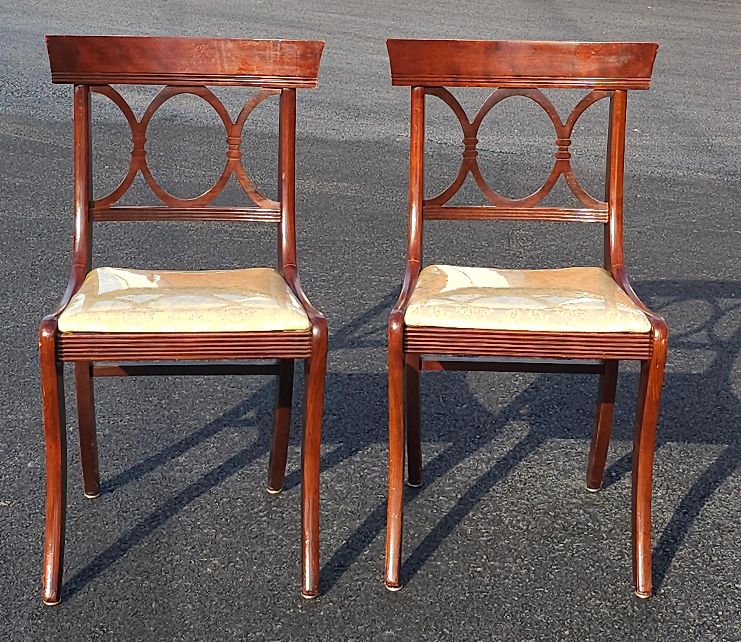 Une paire de chaises Tell City Chair Co. Chaise d'appoint en acajou et tapissée de style Duncan Phyfe du milieu du siècle. Re Rembourré et recouvert de vinyle solide et transparent. La housse Vynil peut être enlevée si vous le souhaitez pour