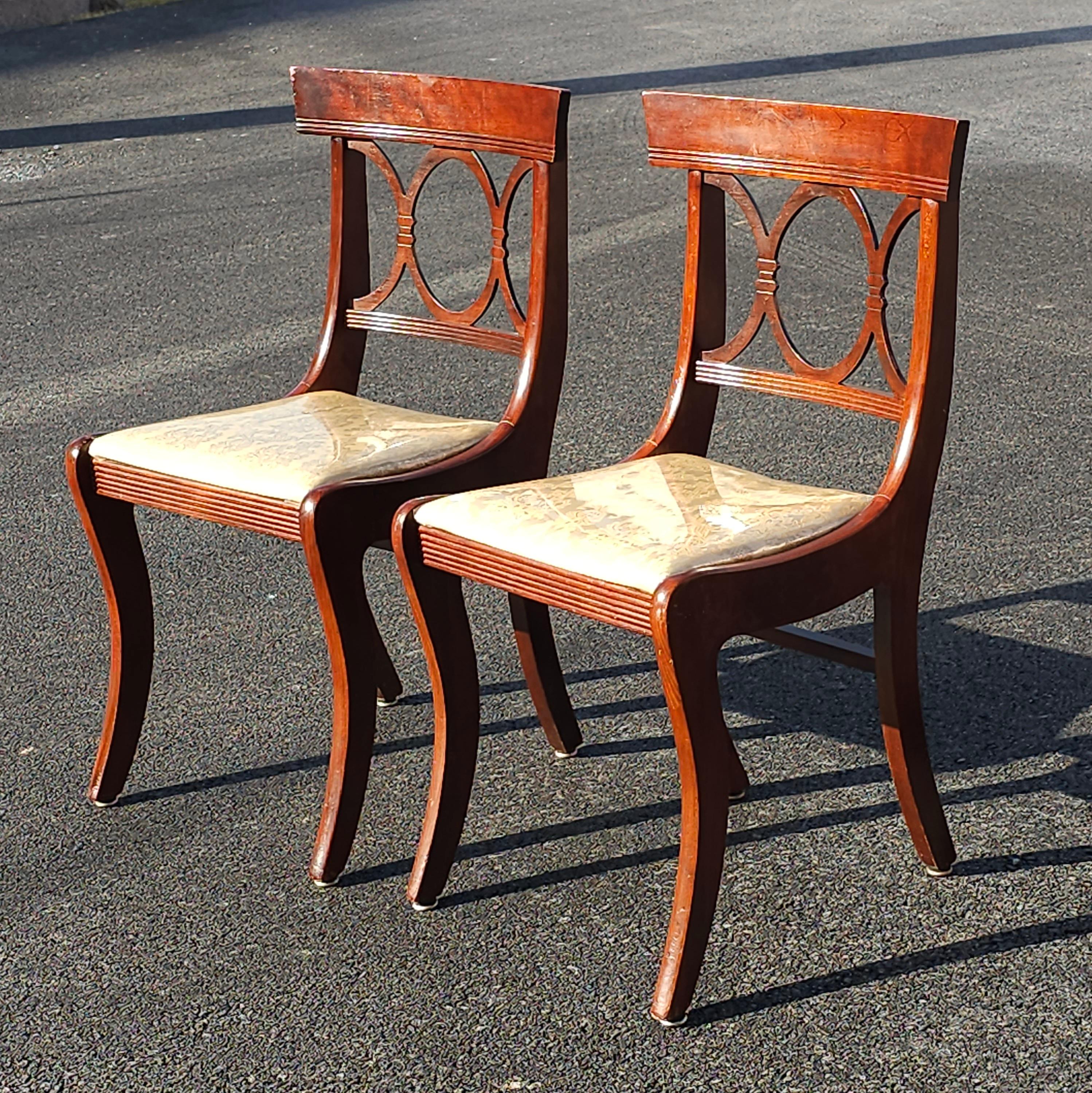 Autre Paire de chaises d'appoint en acajou et tapissées de style Duncan Phyfe du milieu du siècle dernier en vente