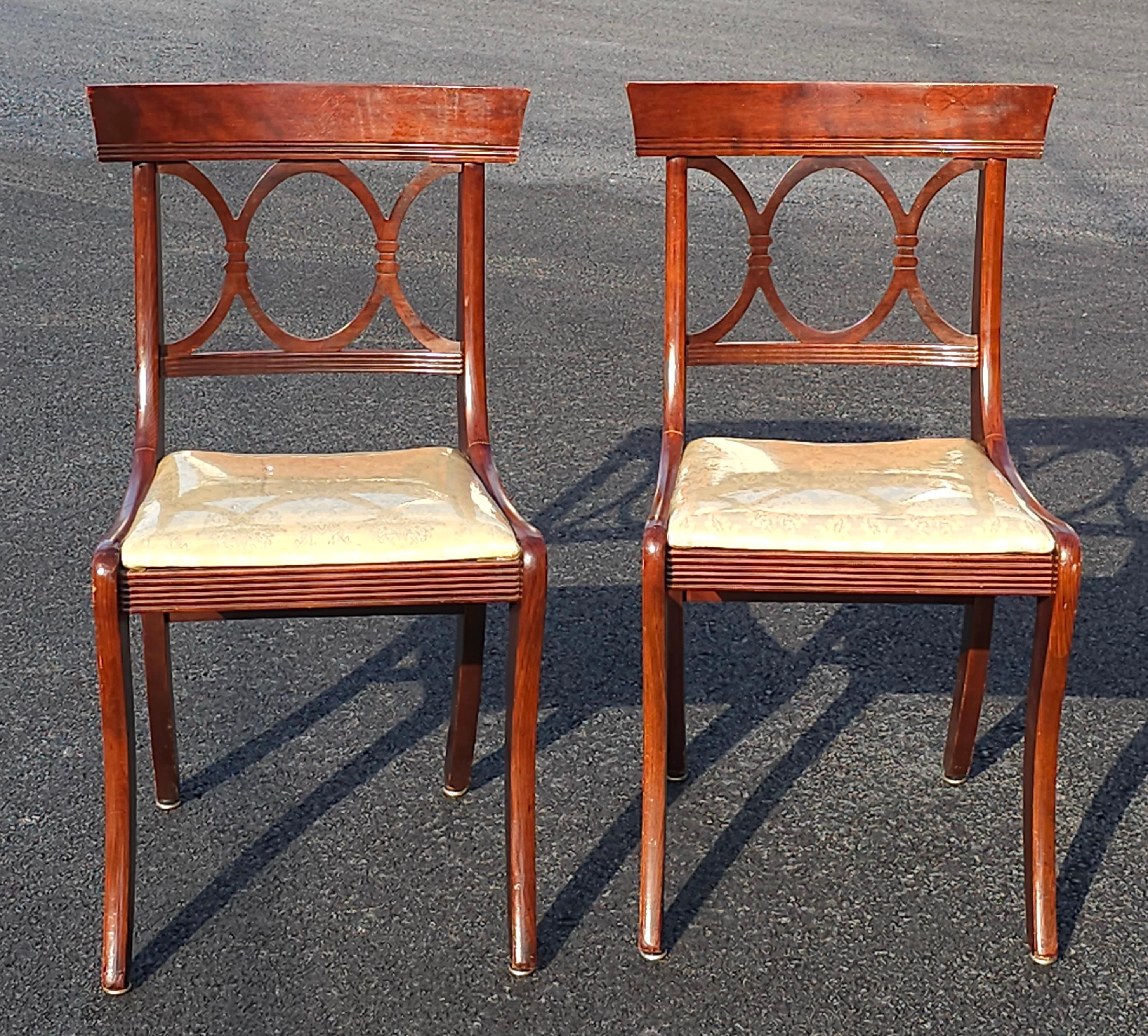 Américain Paire de chaises d'appoint en acajou et tapissées de style Duncan Phyfe du milieu du siècle dernier en vente