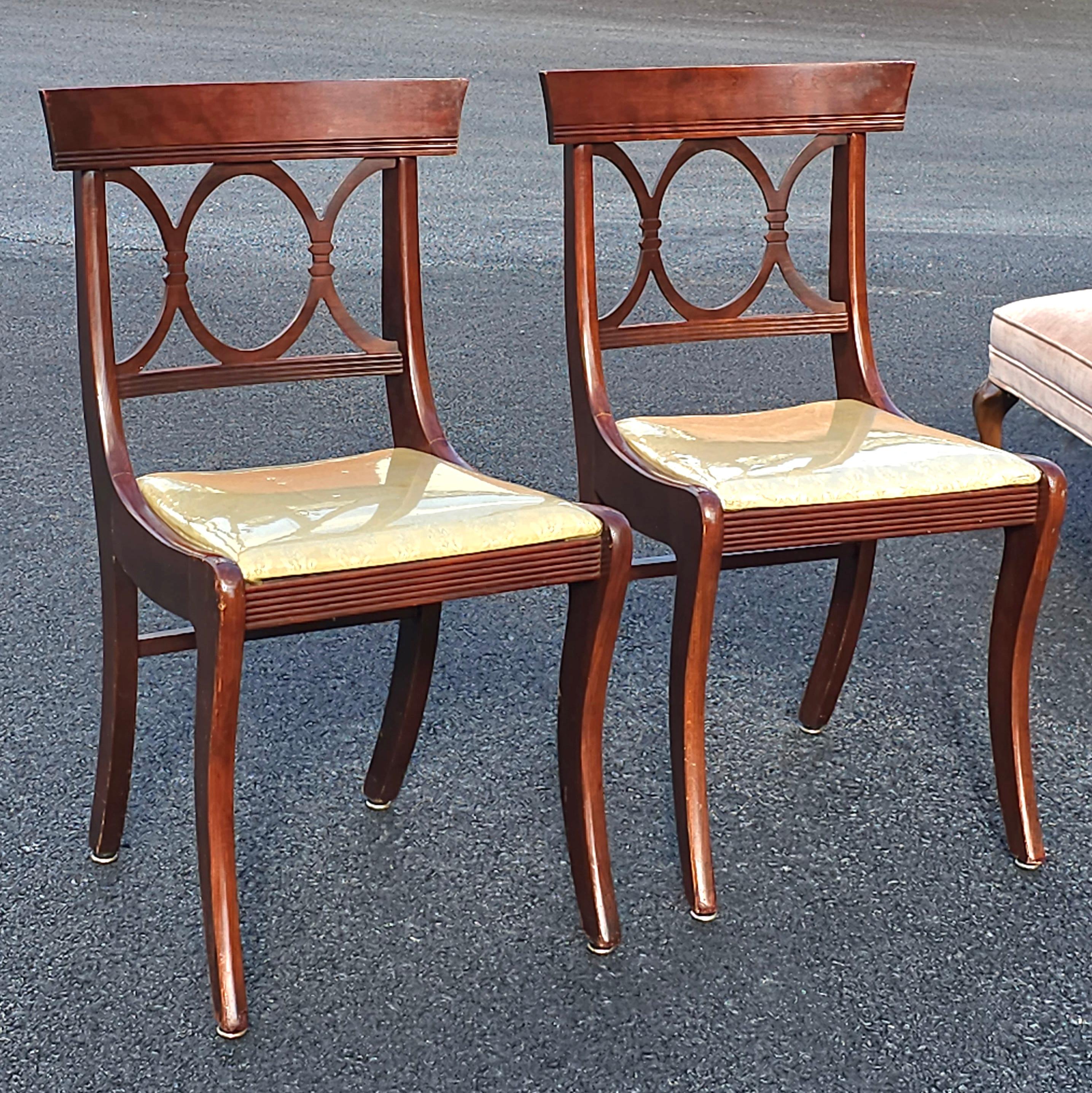 Autre Paire de chaises d'appoint en acajou et tapissées de style Duncan Phyfe du milieu du siècle dernier en vente