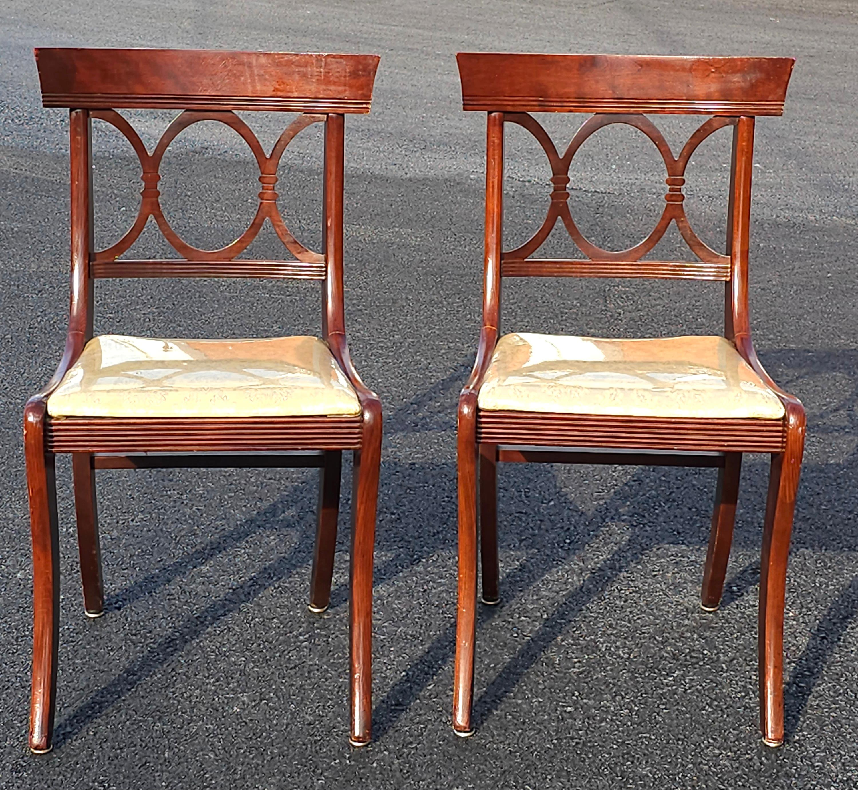 Paire de chaises d'appoint en acajou et tapissées de style Duncan Phyfe du milieu du siècle dernier Bon état - En vente à Germantown, MD
