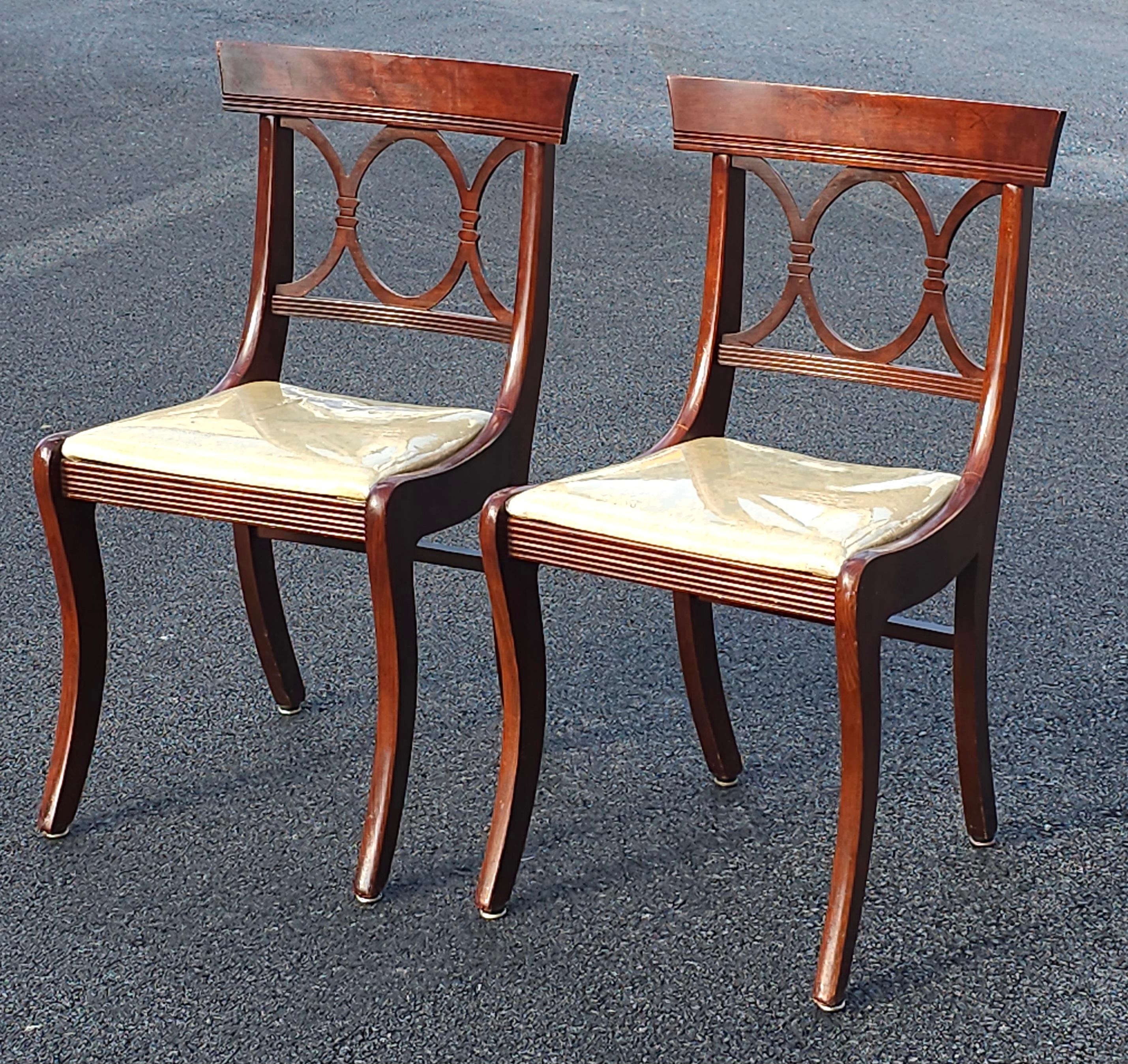 20ième siècle Paire de chaises d'appoint en acajou et tapissées de style Duncan Phyfe du milieu du siècle dernier en vente
