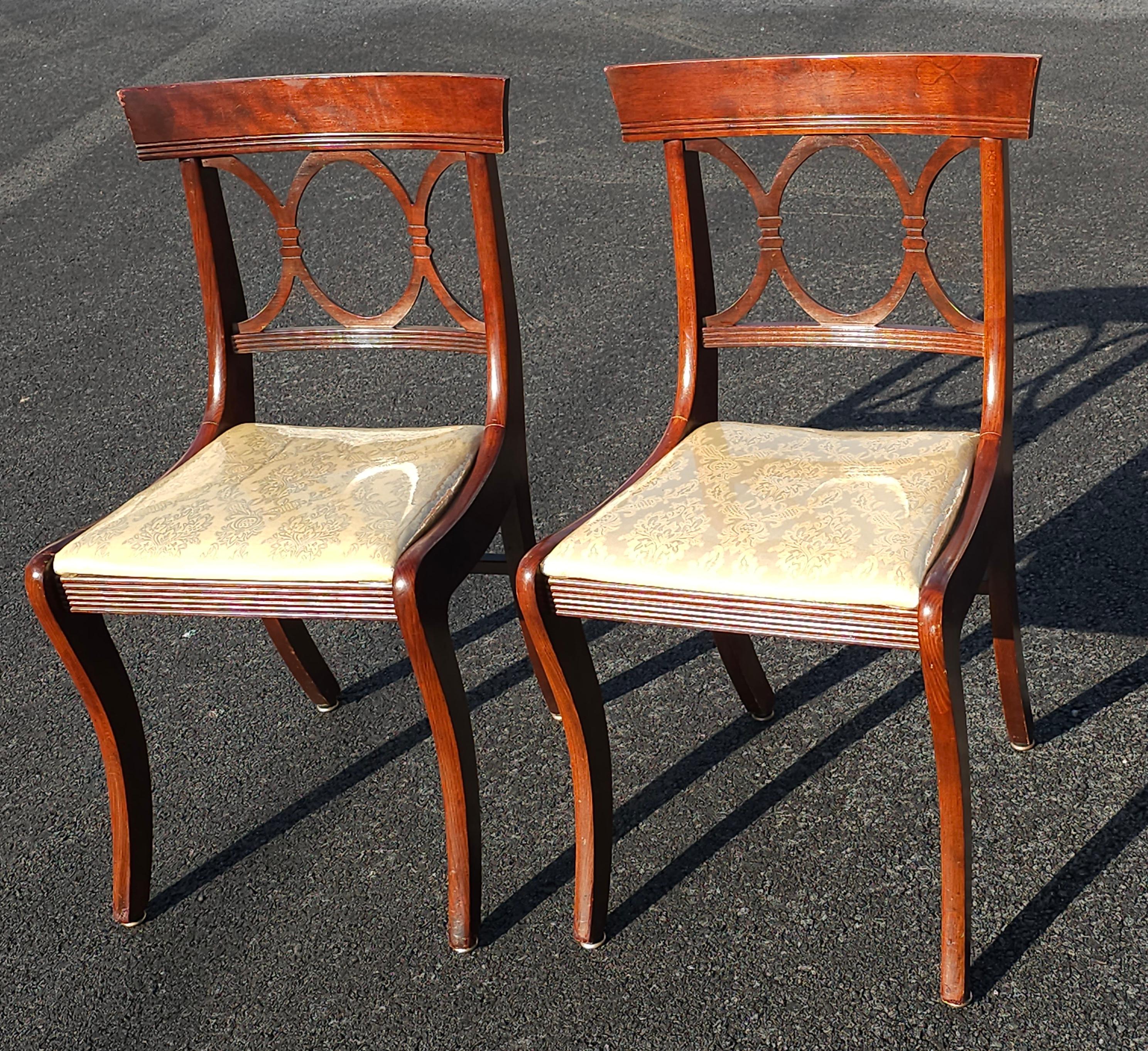 Tissu d'ameublement Paire de chaises d'appoint en acajou et tapissées de style Duncan Phyfe du milieu du siècle dernier en vente