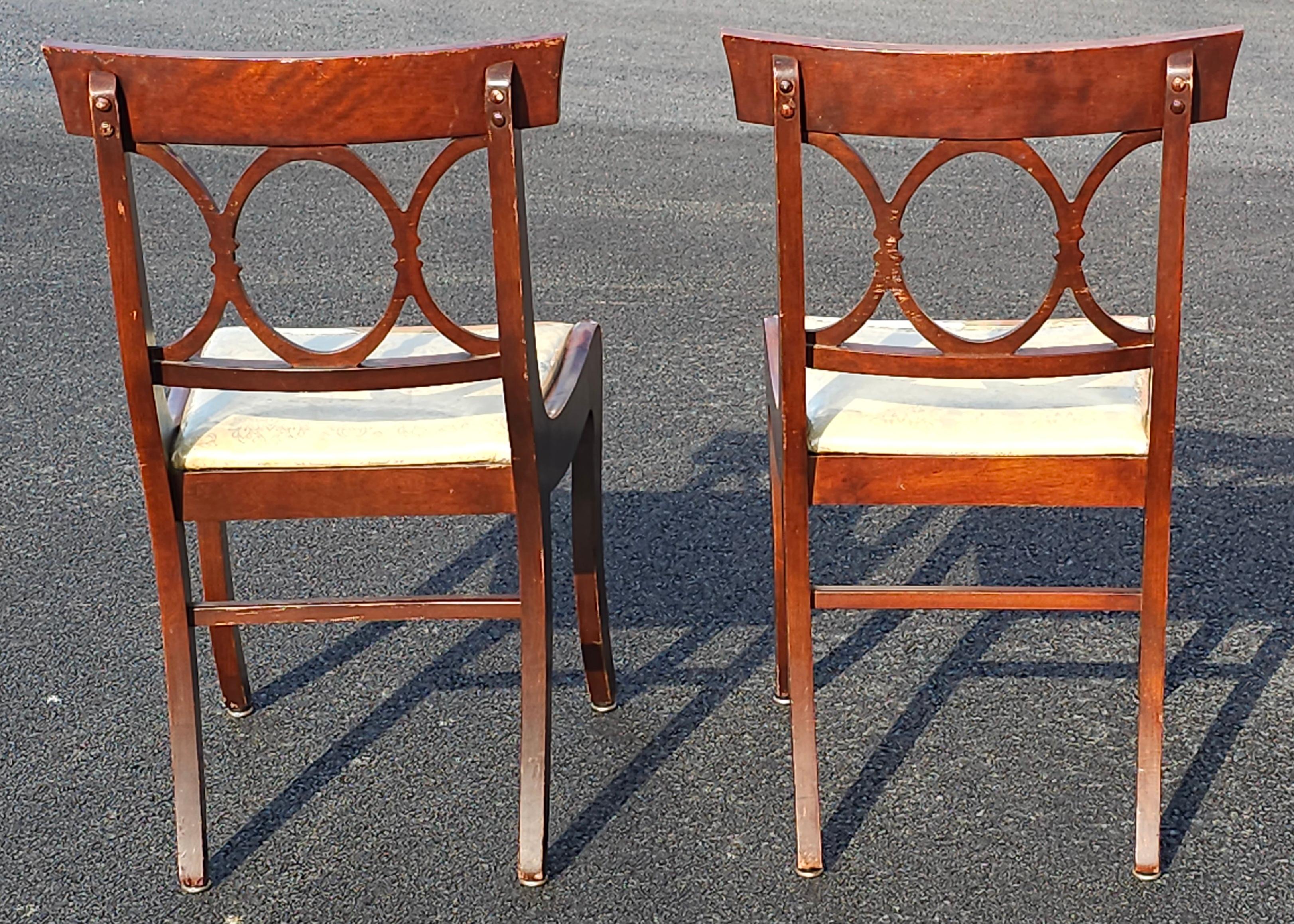 Paire de chaises d'appoint en acajou et tapissées de style Duncan Phyfe du milieu du siècle dernier en vente 1