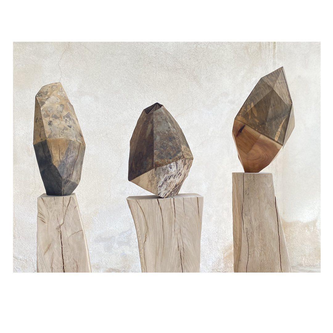 Erdige Töne, organisches facettiertes Holz & Seide Zeitgenössische skulpturale Vase von Awaré im Angebot 1