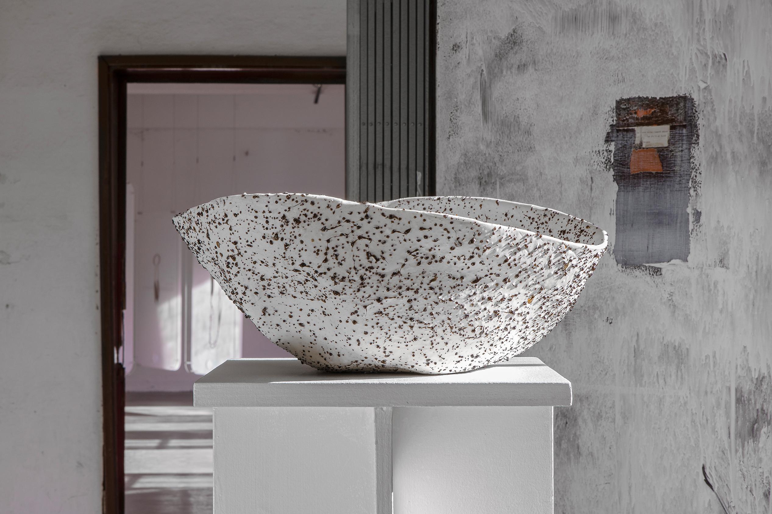 Stracciatella is the first object from the project Telluride, a big bowl create in Volcanic Porcelain. In 2021 the Stracciatella Big Bowls has been awarded the Officine Saffi Award. 
The Volcanic Porcelain is special porcelain realised by Tellurico,