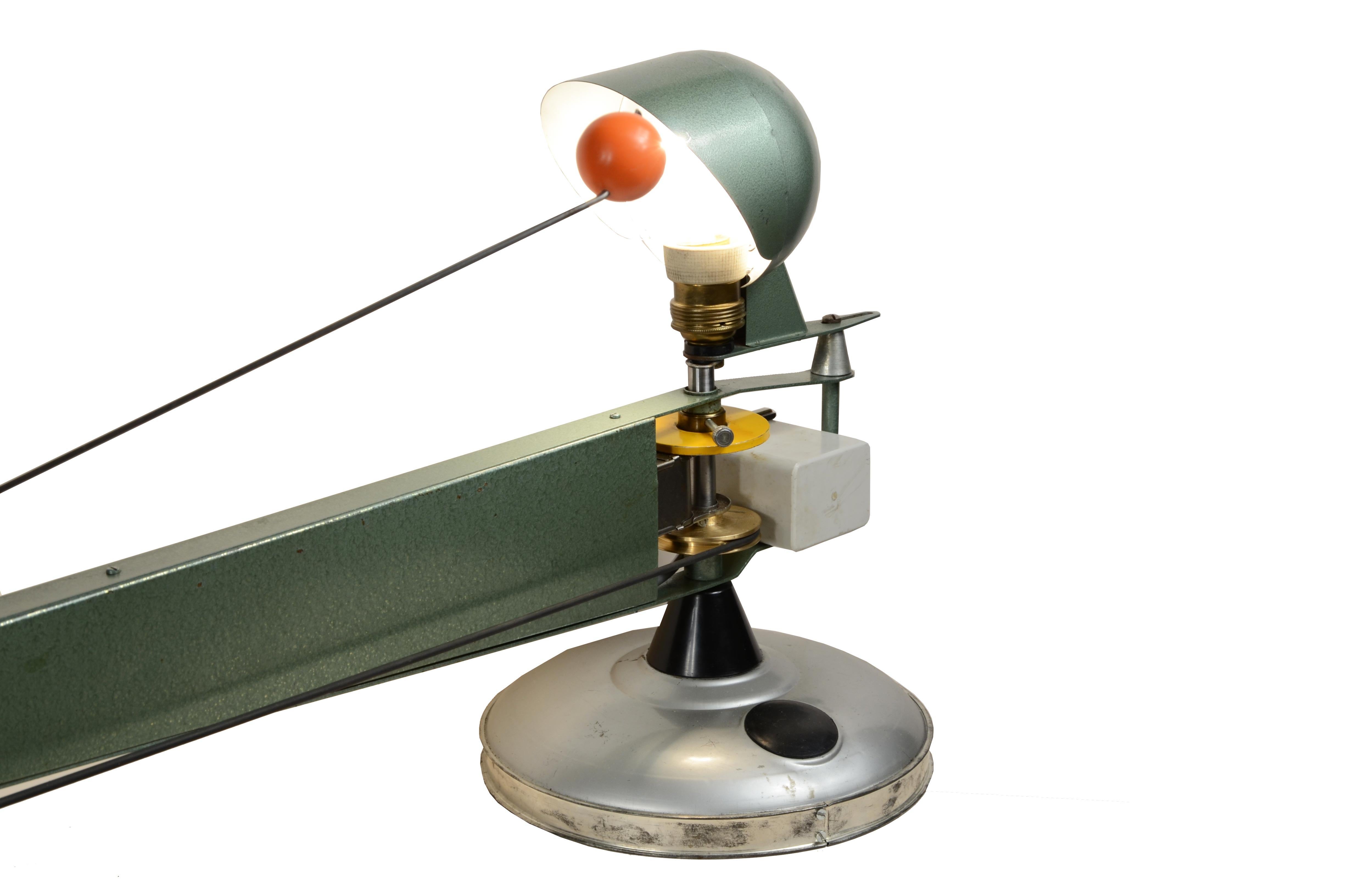 Tellurium mechanical/electrical model of the solar system Phiwe Italian 1950s In Good Condition For Sale In Milan, IT