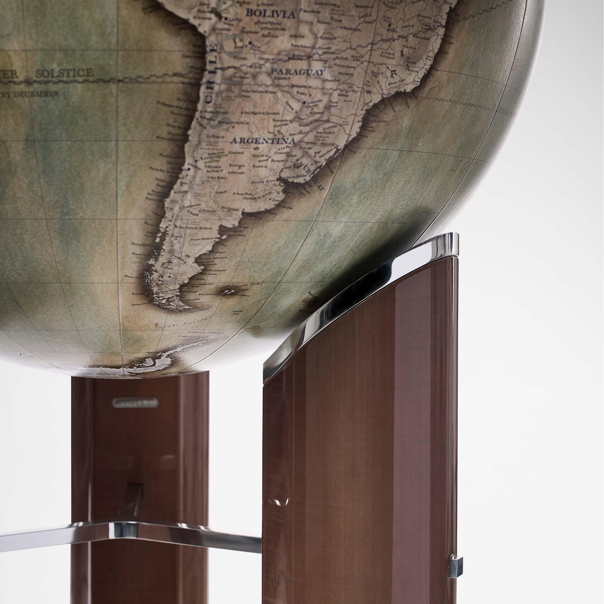 Cette pièce remarquable présente un globe de 50 cm de diamètre sur un socle en placage de sycomore crépusculaire avec des capuchons, des détails d'entretoise et une base hautement polie en laiton d'aluminium. Le globe repose sur trois roulements à