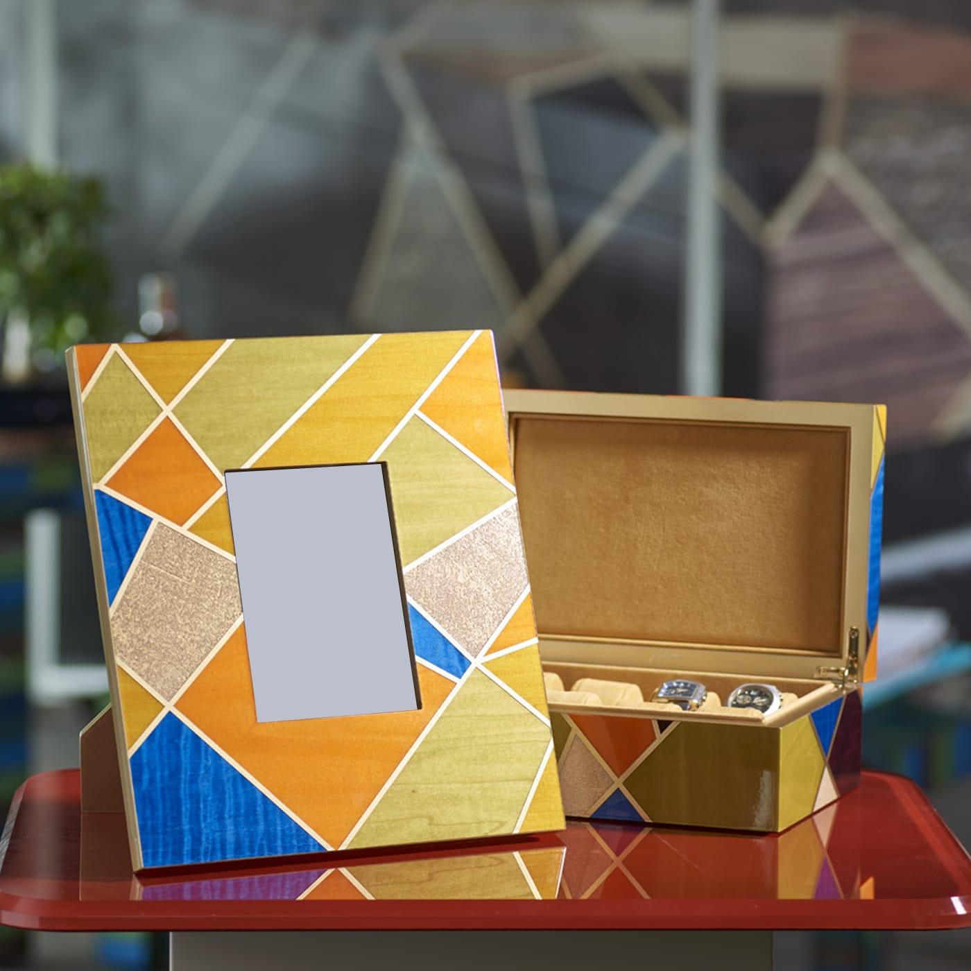 Memories are important, and it is important to collect them in a unique way with the Tellux Sibyl collection box. A hand-inlaid geometric pattern combines various types of wood: fine bolivar, rosewood, ebony and ash. Crossed with gold profiles, the