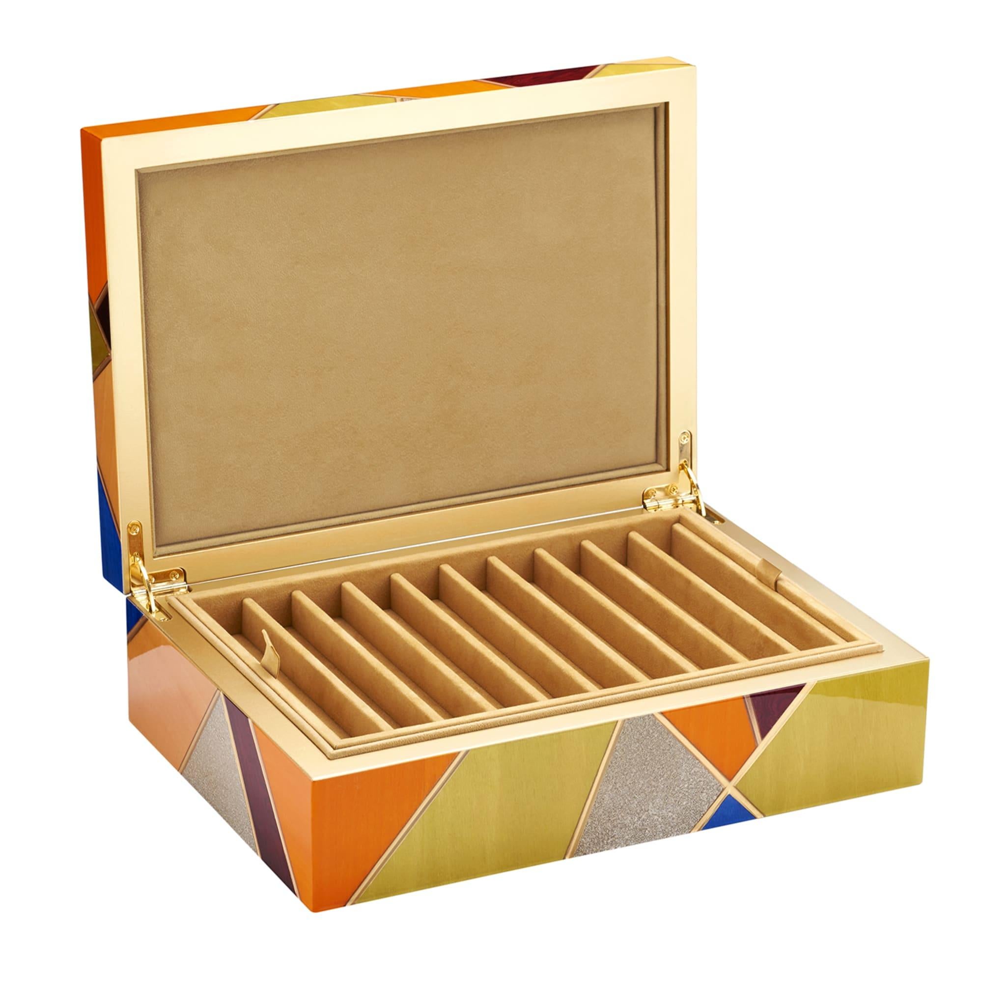 Als Teil der Tellux Sibilla Collection ist diese Schachtel ein kostbares, handgefertigtes Stück, in dem wertvolle Stifte in einem weichen, mit Alcantara gefütterten Nest Platz finden. Intarsien aus Palisander, Bolivar, Esche und Ebenholz mit