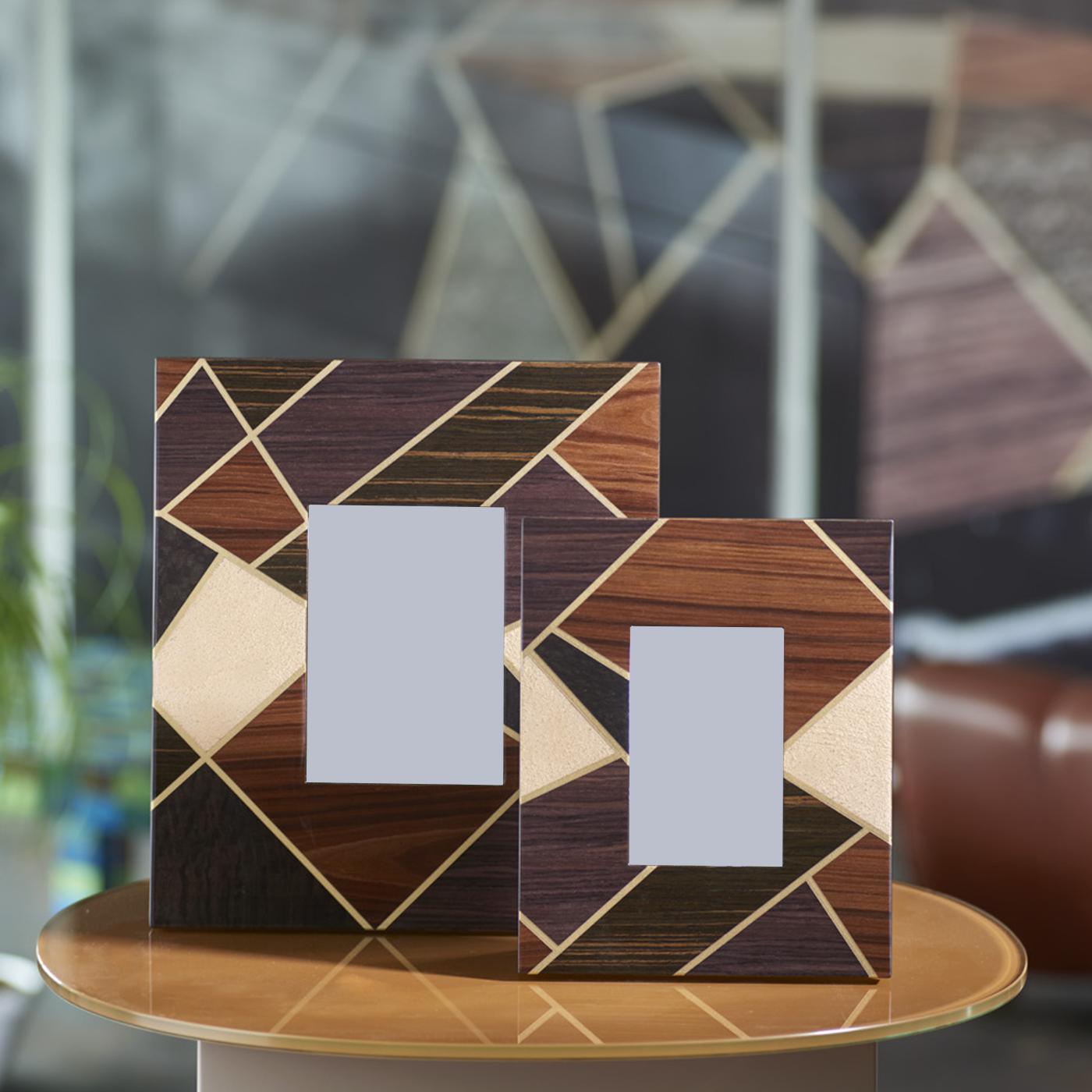Hábilmente elaborado a mano, este diseño de la Colección Vulcano de Tellux es la solución perfecta para unos recuerdos preciosos que merecen un marco de fotos igualmente precioso. Las líneas doradas forman una red dinámica que se extiende por todo
