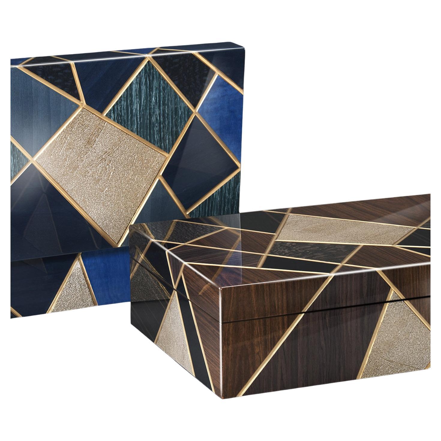 Diese luxuriöse Stiftbox ist ein wahres Schmuckstück für Sammler und strotzt nur so vor Exklusivität. Briar, Ebenholz, Palisander, Esche und Bolivar sind in einer handgefertigten geometrischen Intarsie angeordnet, die durch Konturen in Gold