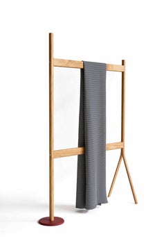 Paravento Telo, cornice in Oak naturale e base laccata rossa, design moderno e minimalista