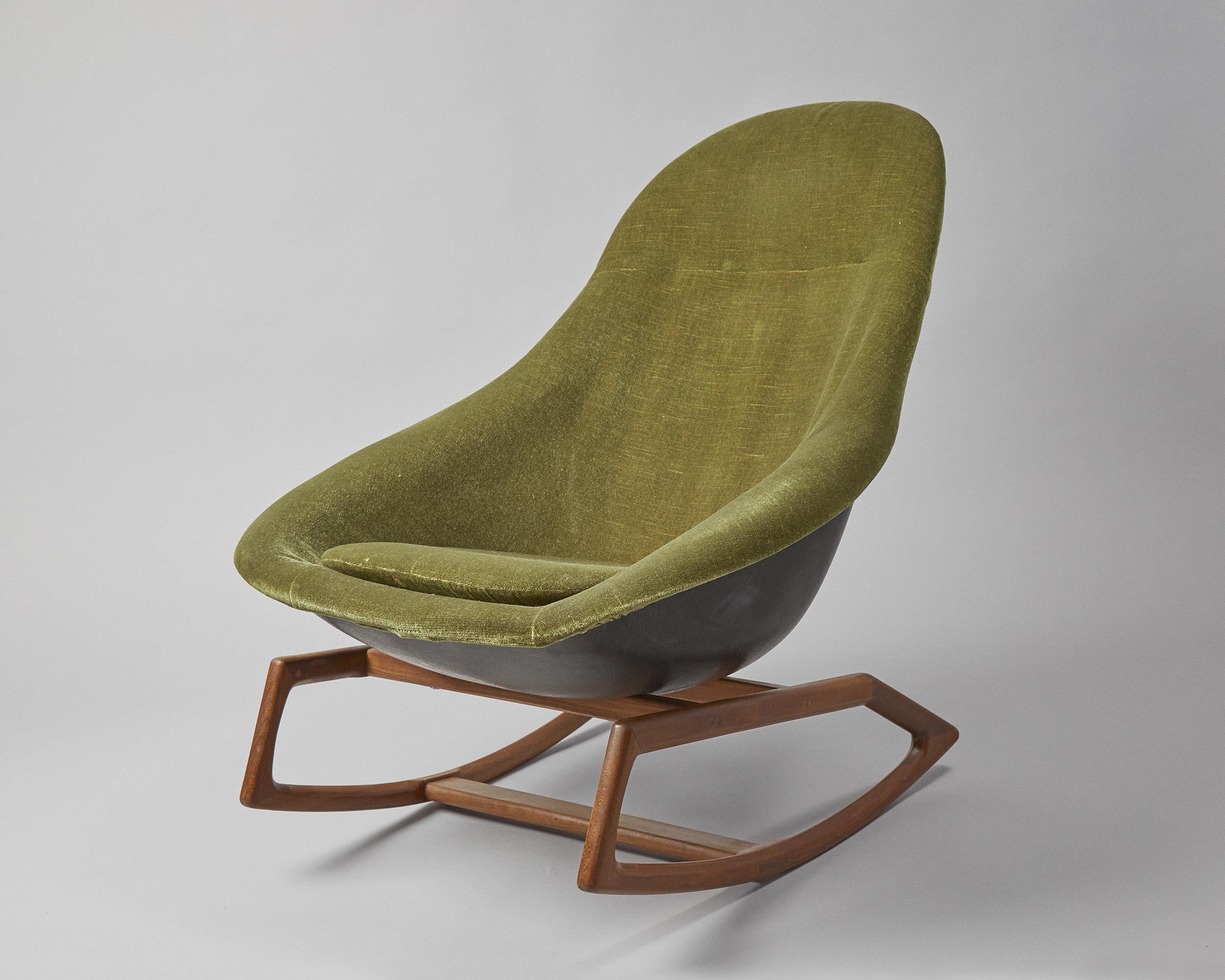 Telstar Gemini rocking chair by Walter S Chenery for Lurashell, 1960s

Fibreglass shell with foam padding and chenille upholstery, over teak rocking base.

The rocking chair is in good solid condition, with some wear and patination as
